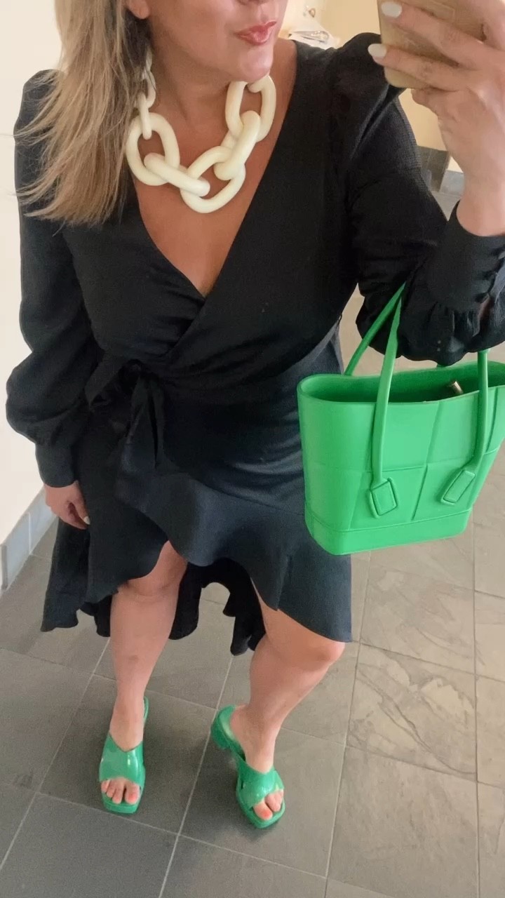 express wrap dress - wearing a medium
little black dress, wedding guest dress, curvy dress -> wearing a medium 

#LTKwedding #LTKstyletip #LTKcurves