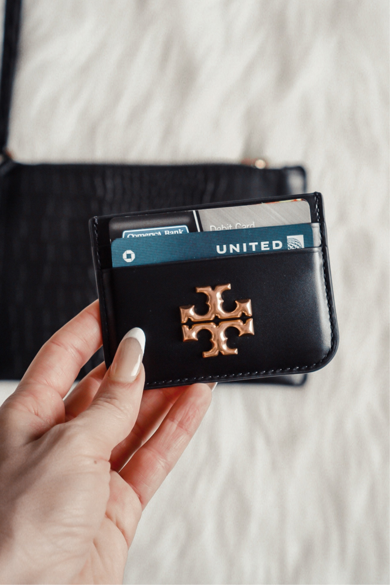 Tory Burch Eleanor leather card case is on sale for $128!

Minimalist style, gift idea for her, designer wallet 

#LTKitbag #LTKsalealert #LTKstyletip