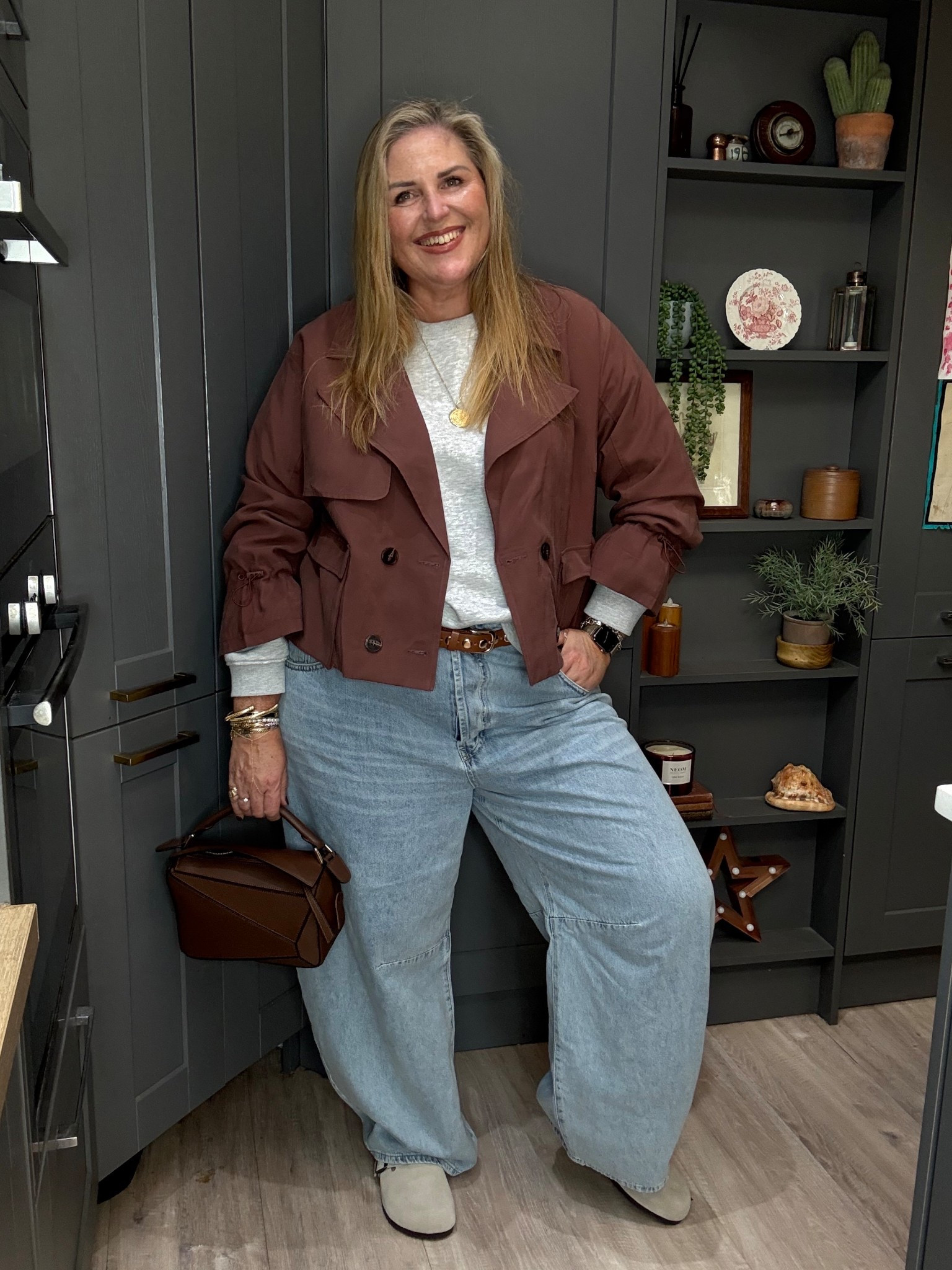 Cropped trench, grey sweatshirt , barrel jeans, brown bag, mules

#LTKautumn #LTKplussize #LTKjeans