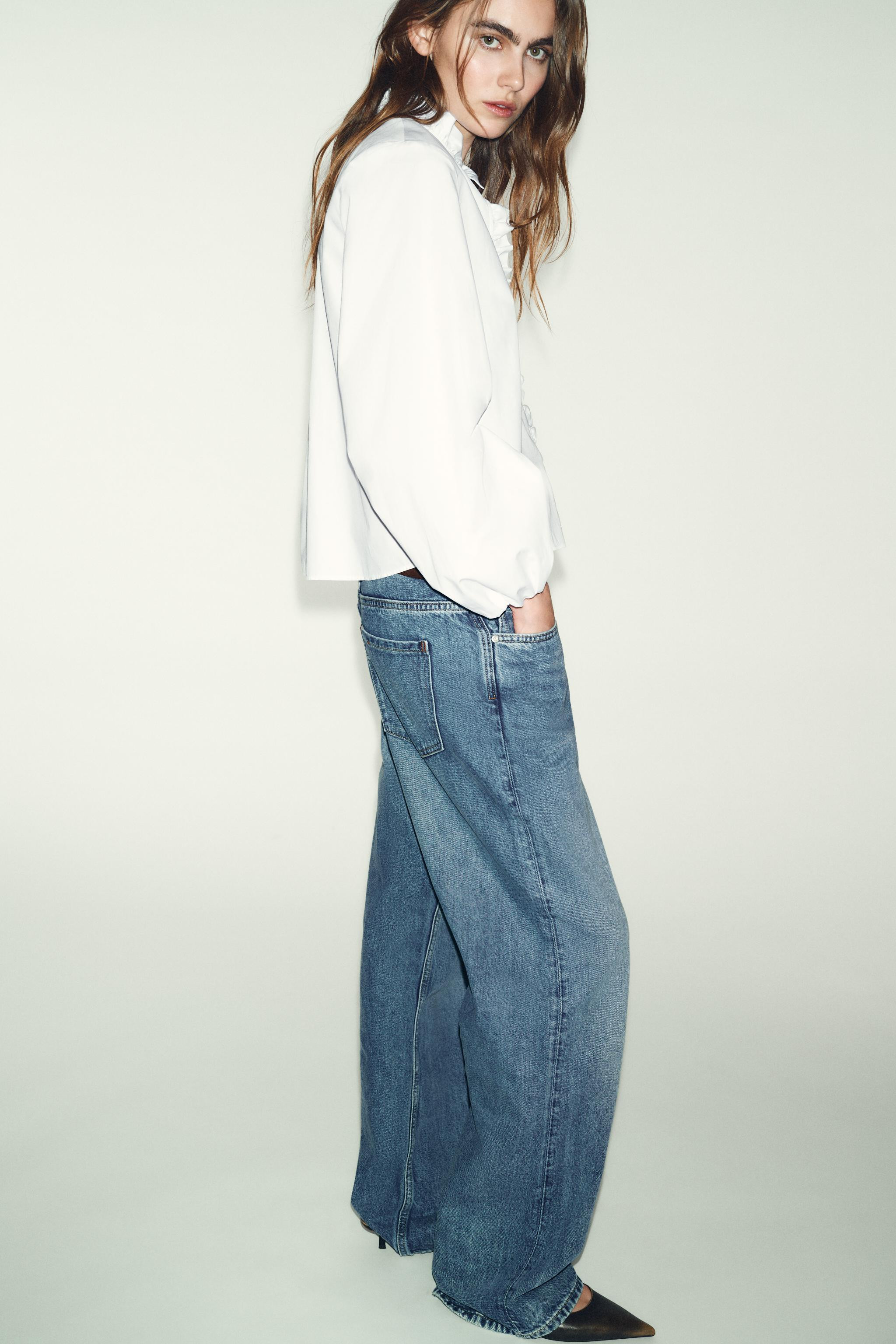 Camicetta con collo alto, scollo a v e maniche lunghe con elastico. Chiusura frontale con bottoni... | Zara IT