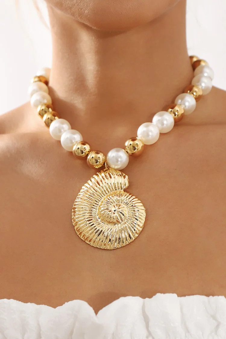 Getaway Conch Shell Necklace | Confête