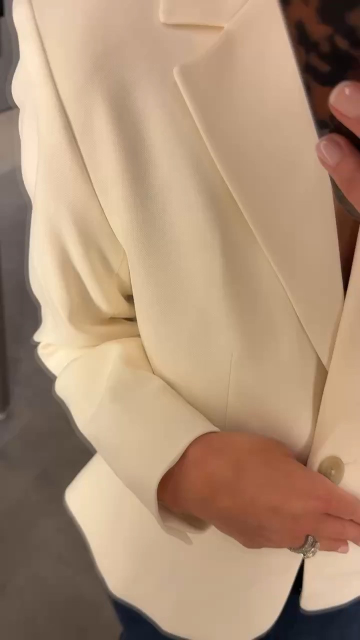 This blazer is the definition of chic! This is a Nordstrom anniversary sale must have!