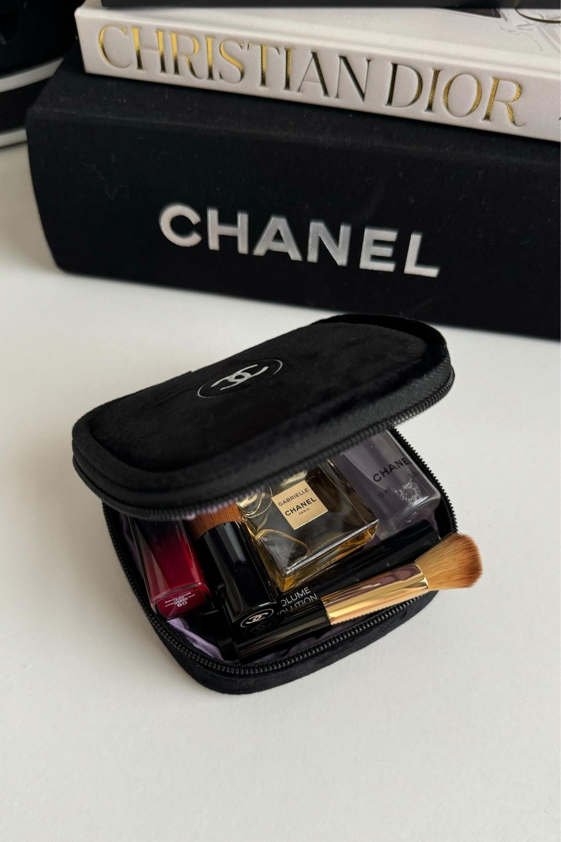 ChaneI has done it again. I absolutely love the purple interior 💜💜 How many ChaneI minis do you think could fit in this case? 😍

This case was a GWP and was given to me when I purchased the new  #ChanelNo5 L’Eau limited edition perfume 💧☺️

The case is great for travelling or to take on the go when you don’t need to pack full size makeup. 

I have shared links to everything possible through my LTK 🛒 
Link in bio. Please follow me 🤗

#chanelbeauty #chanelvip #chanelvipcase #chanelvippouch #chanelvelvetcase #whatfitsinmybag #wimb #wimbreel #bagcollection #bagblog #ugc #ugccreator #bagblogger #purseforum #purseblog #makeup