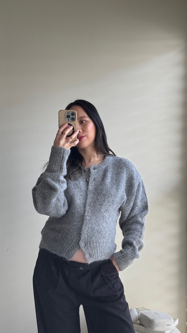 Anyone else obsessed with cardigans at the moment? 👀 these are such a great dupe for the viral one and the composition is exactly the same for a fraction of the price @glassons 
.
.
.
.
.
.
#glassons #ltkwinter #ltkfashion #petitefashionblogger #melbournefashionblogger #melbournemums #cardiganoutfit