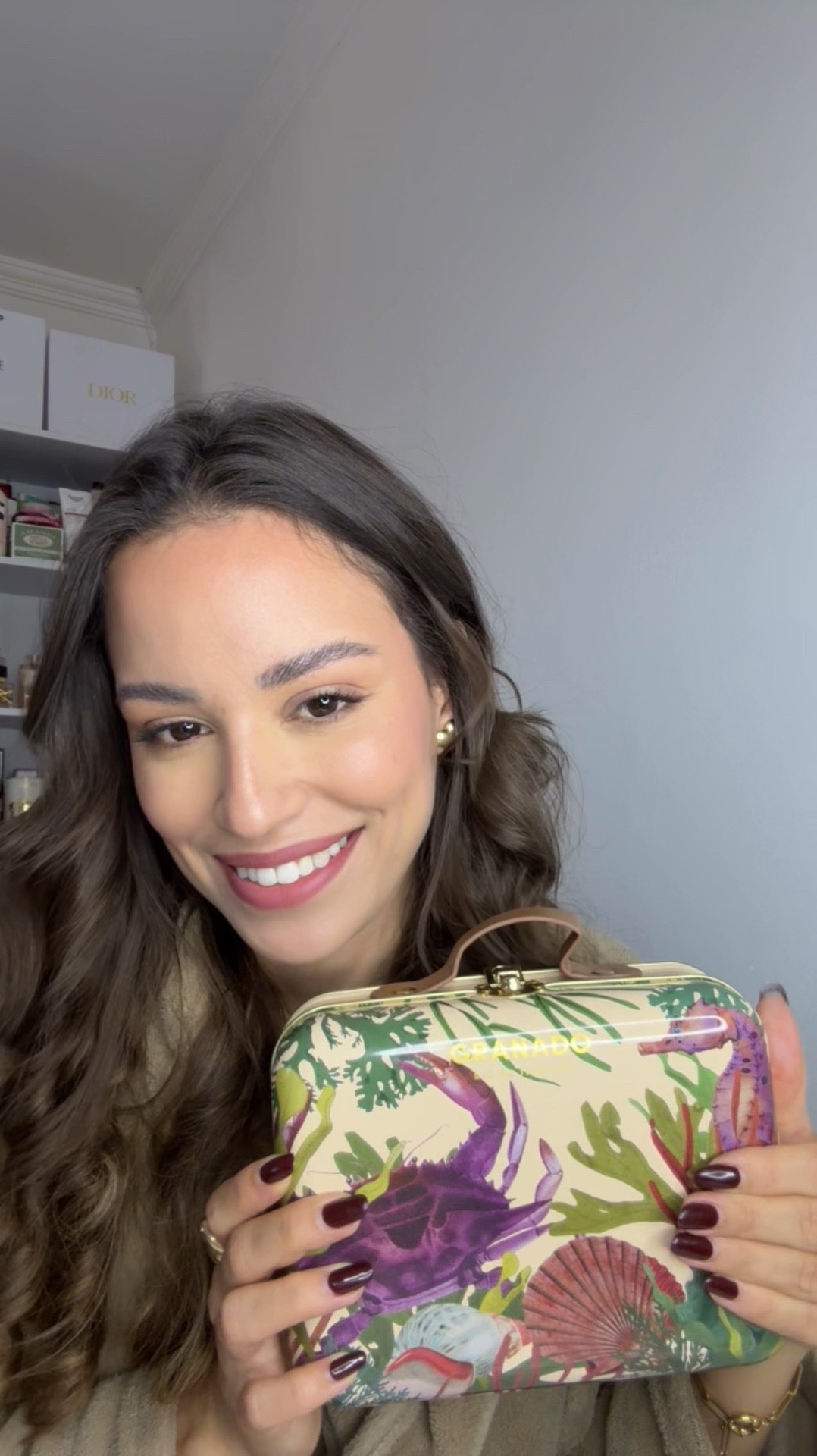 Ele sabe ser elegante sem esforço.

O Esplendor da Granado é aquele floral fresco que combina com tudo: do café da manhã ao happy hour ✨


Notas de Topo: 
Lírio, Frésia, Peônia

Notas de Coração:
Benjoim, Rosa, Lírio-do-Vale

Notas de Base:
Âmbar, Baunilha, Cashmeran