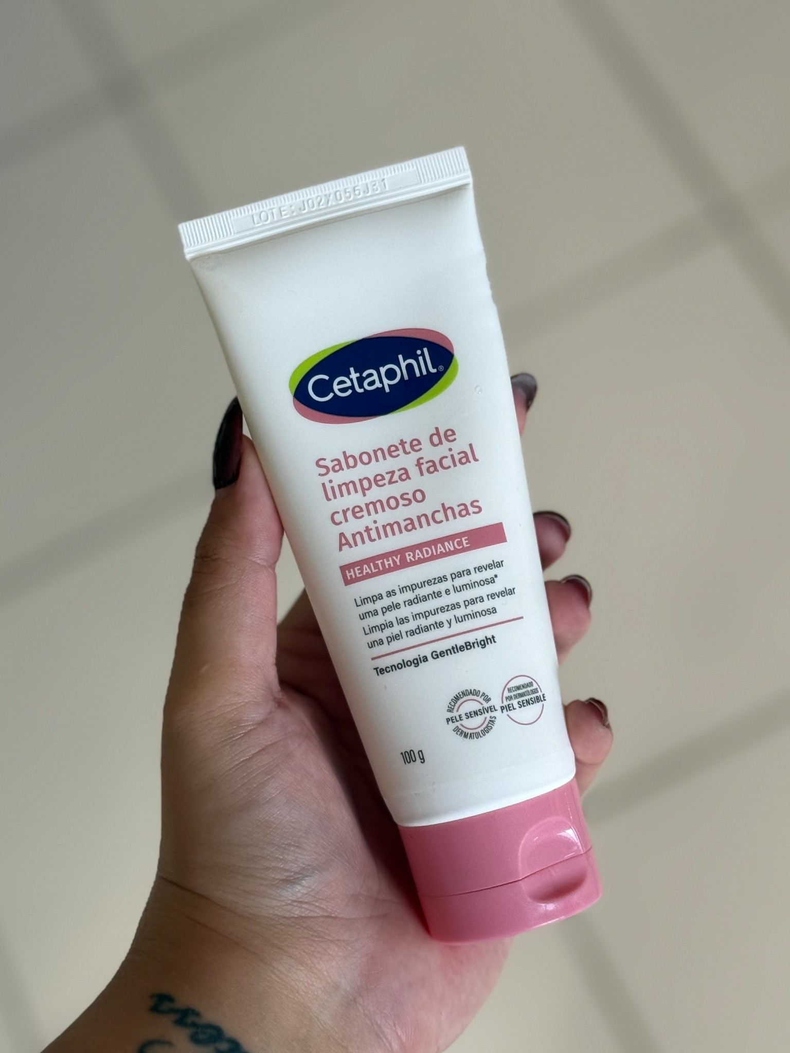 Amando esse sabonete cremoso da Cetaphil! Uso pela manhã, pra retirar os ácidos da noite. Ele forma uma espuma cremosa deliciosa e sai facilmente da pele, sem precisar esfregar muito. E rende uma vida! 

#LTKbrasil #LTKpromo #LTKbeleza