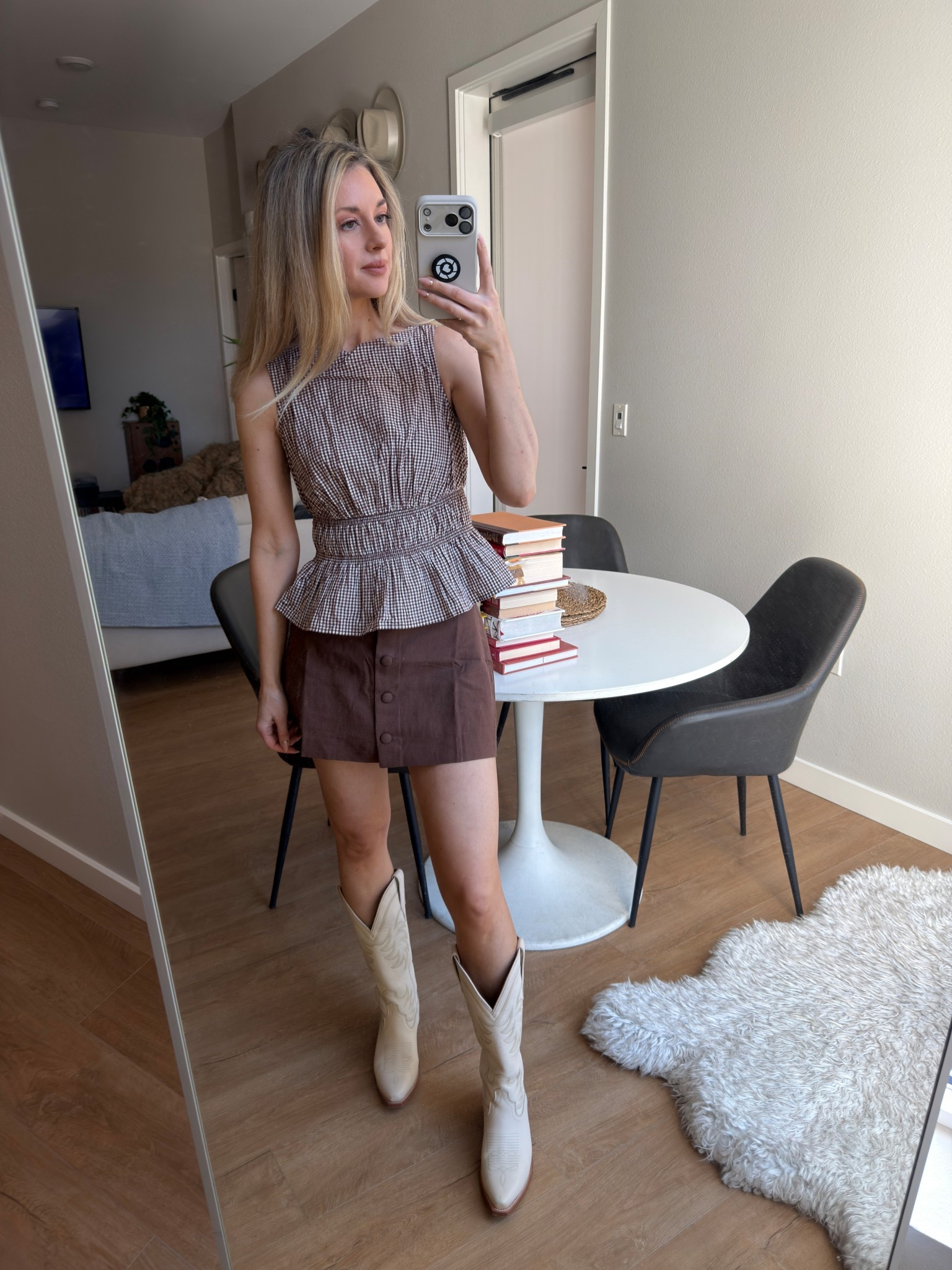 simple pieces, good boots

Top: XS
Skirt: XS
