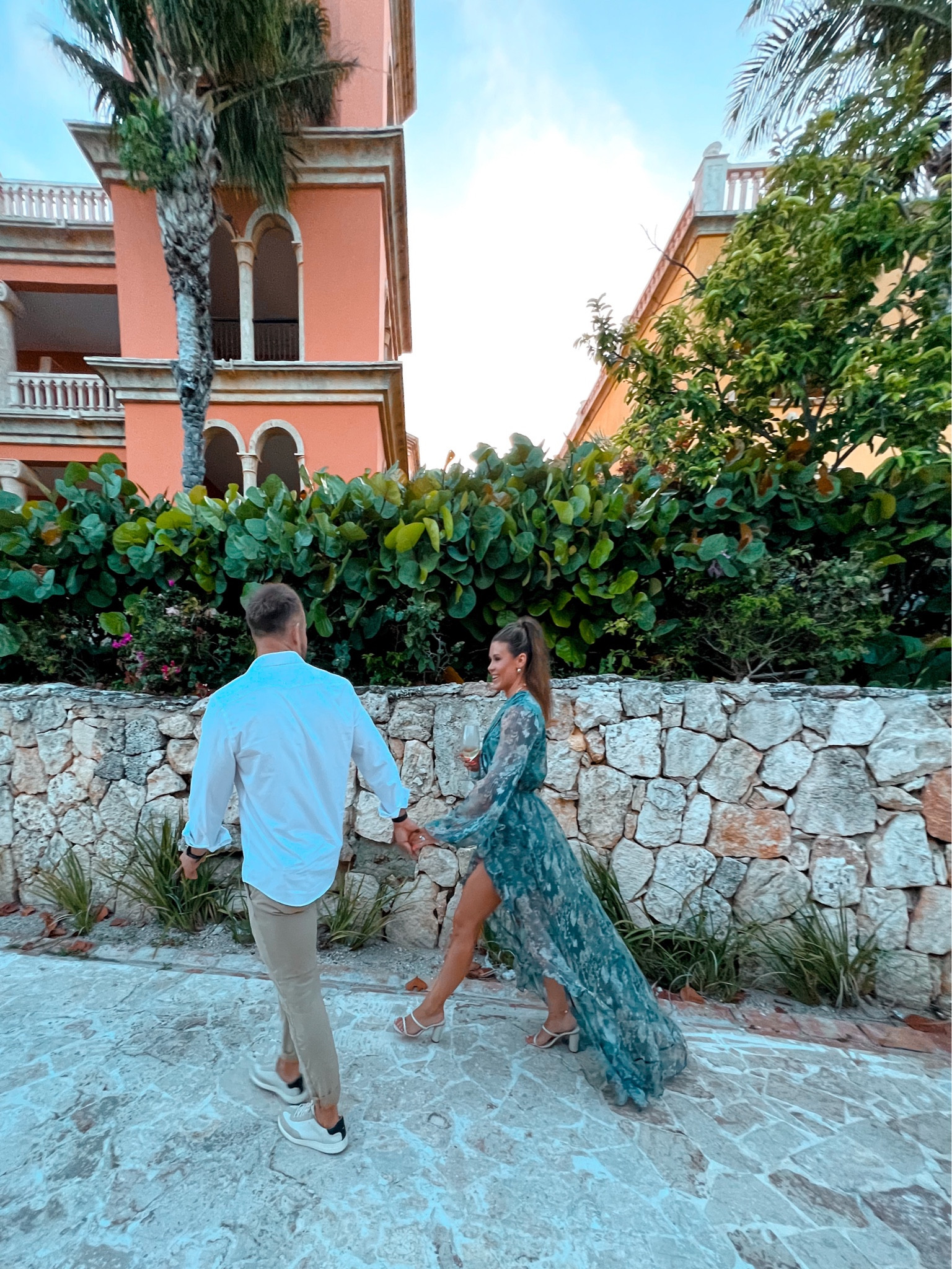 No words for this dress except “wow”🤩
Everything about it is perfect. The color. The style. The cut. The material. The way 👏🏼 it 👏🏼 flows 👏🏼. Amazing. Can’t wait to wear it again!
#weddingguestdress #beachydress #tropical #carolineconstas #styletip #maxidress 