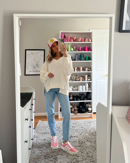 Easy casual spring outfit idea 💕 love these oversized crewnecks and straight leg jeans wearing 00R