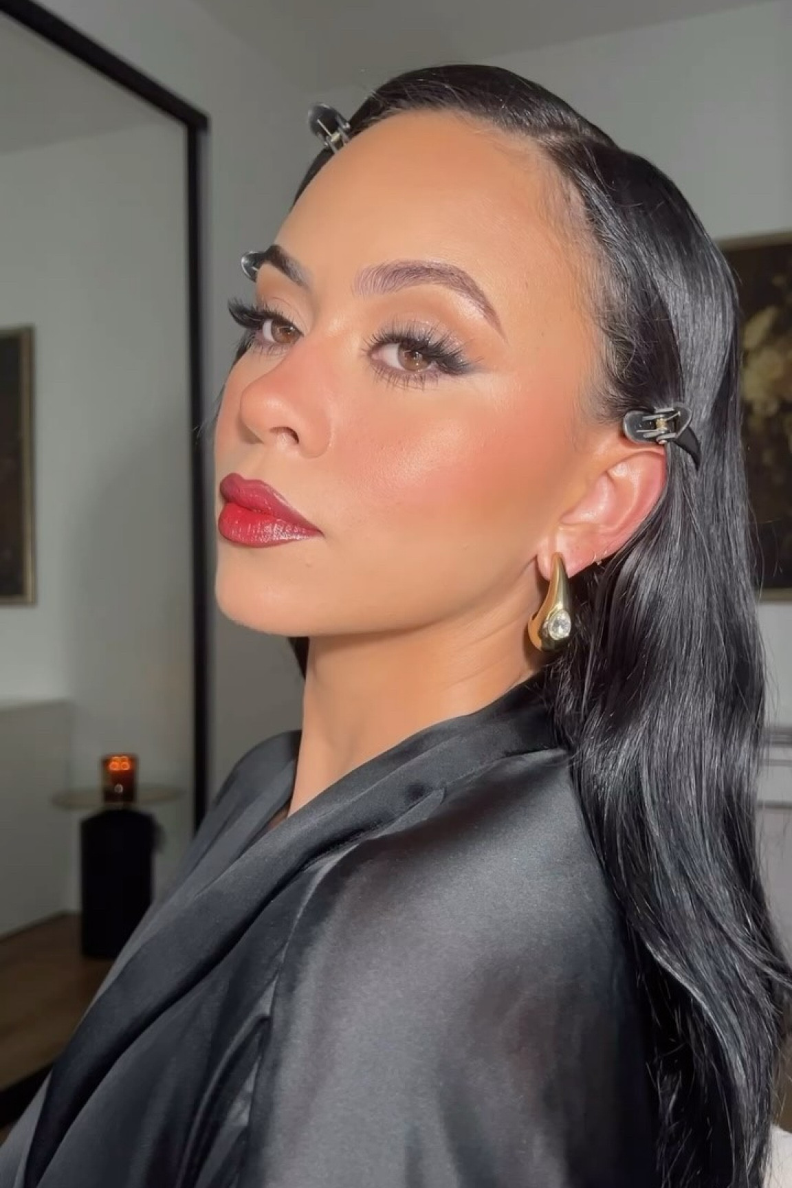 GRWM - sparkly & sultry fall glam with a red lip 🍷 🍁💫💋

@milkmakeup hydro grip spray 
@makeupbymario eyeshadow palette 
@NARS Cosmetics foundation 
@Diorbeauty concealer 
@Dose of Colors sparkle
@Nudestix eyeliner
@DIBSBEAUTY contour stick
@rhode skin pocket blush
@maccosmetics lip liner + lipstick
@REFY blur primer + setting spray
@Hourglass Cosmetics ambient palette
@Gucci bronzer