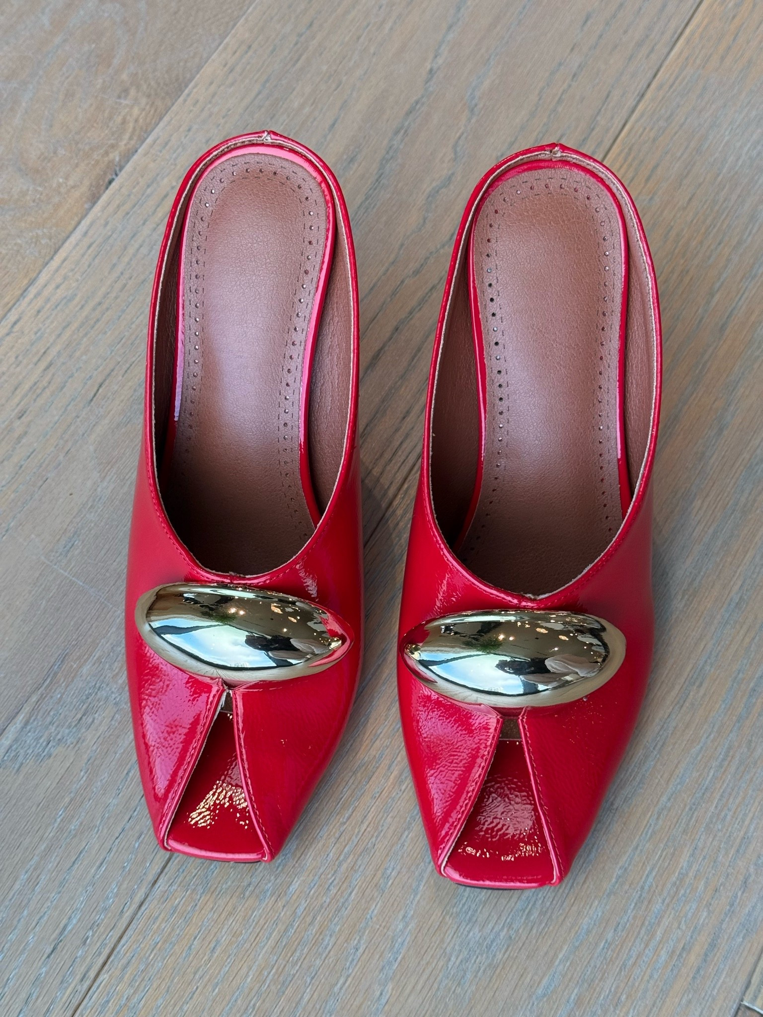 Y’all, look at these Amazon heels! 😍 These red patent leather mules with gold statement hardware are giving designer-inspired fall fashion! Perfect for dressing up denim, trousers, or a chic holiday outfit. Such a fun pop of color for your wardrobe! ❤️