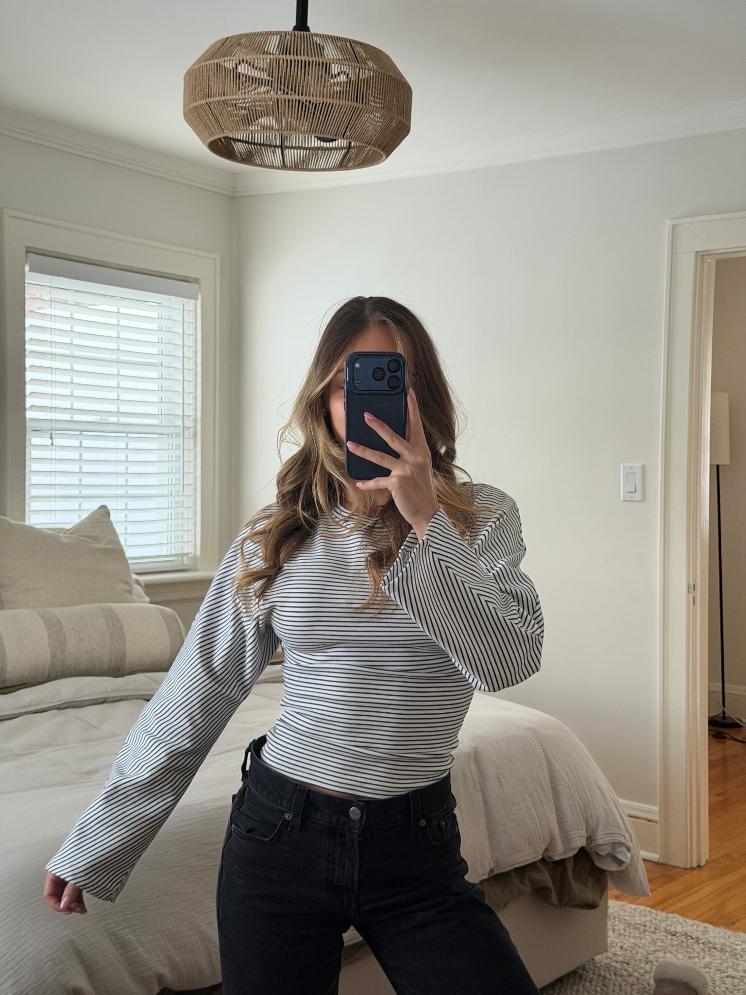 I want this top in every colour 🖤🤍 #dynamite #jeans #longsleeves 

#LTKcanada