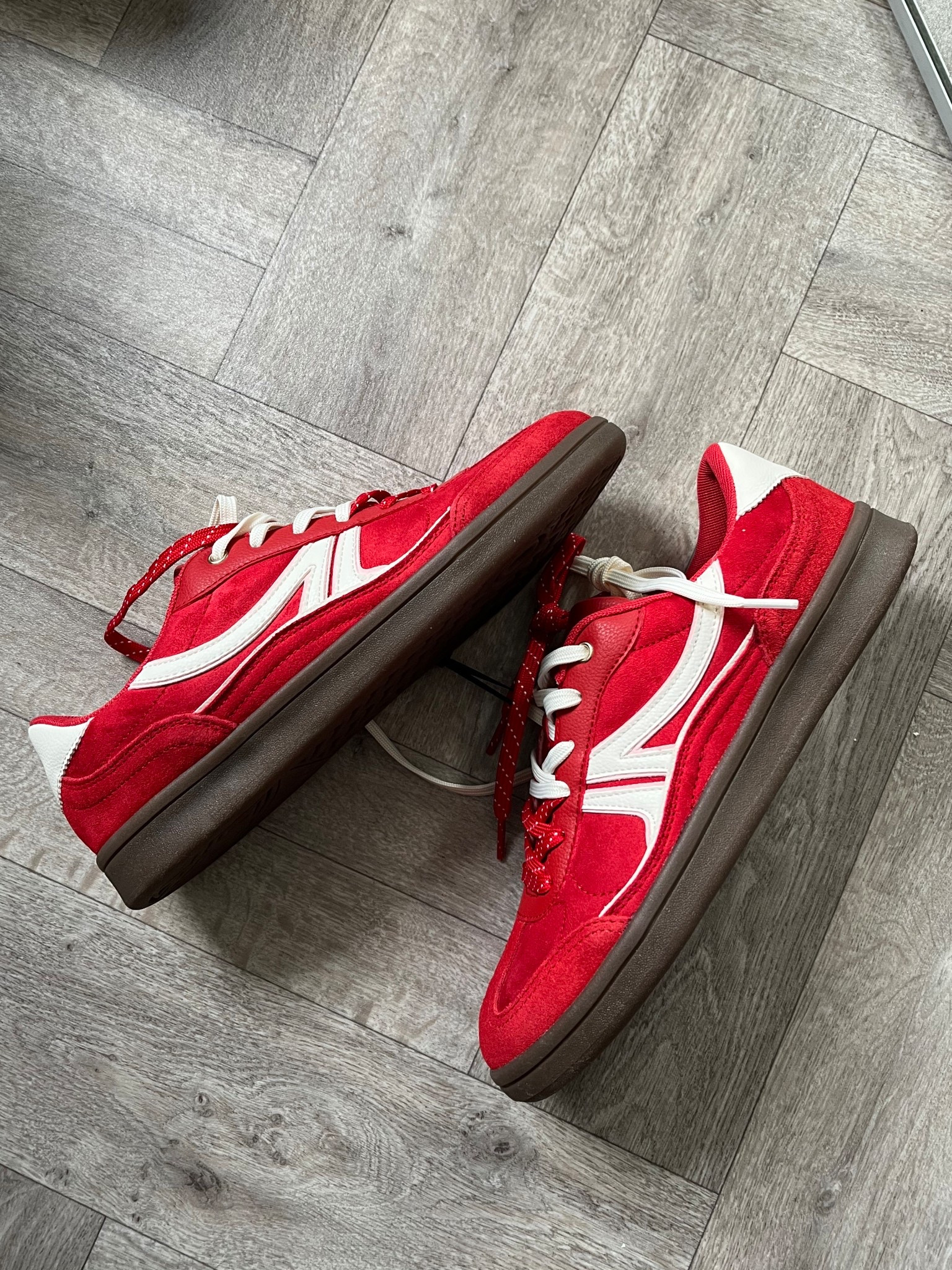 Leaning into the red trend and double laces for a fraction of the price with these trainers from Pull and Bear. Full size range available 

#LTKshoes #LTKuk