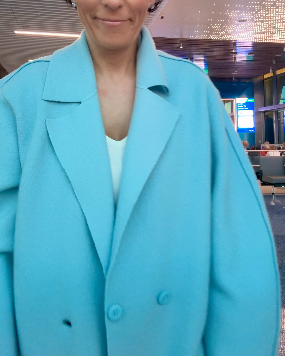 Traveling to Puerto Rico to visit my little Sunny boy 💙 - Wearing one of my usual bottoms to travel ;) - sweatpants that look like Jeans 

Statement coats 