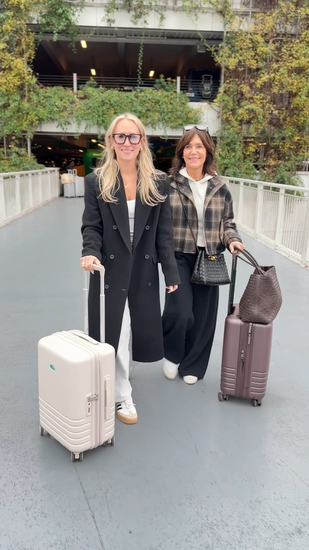 Looking for the perfect carryon that fits everything you need …. Here it is!! 

✔️expandable option
✔️glides so nicely - this matters 
✔️holds more than you think 
✔️love the chocolate brown color 

Check them out at Bagsmart and…..during the Black Friday event through 12/14, enjoy up to 40% off when purchasing bundles on the event page (https://www.bagsmart.com/pages/blackfriday), and get a long-term 10% off with my unique promo code SusieG25.
 @bagsmart_official #ad #paidlink