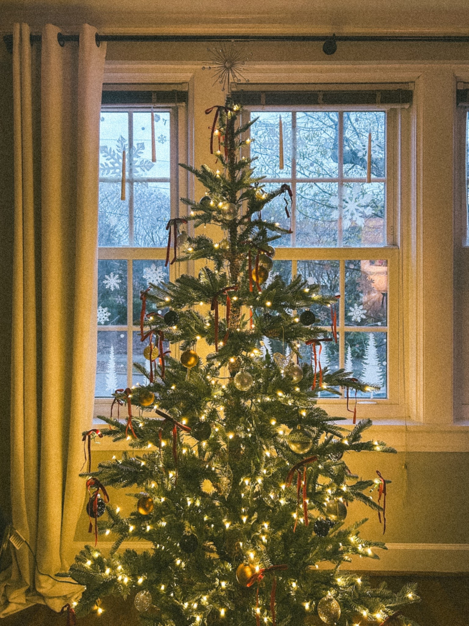 Cozy nights, twinkle lights, and all the Christmas magic settling in. ✨🎄
I linked a few of my favorite holiday decor pieces + tree must-haves on LTK if you’re decking the halls too.

#LTKGiftGuide #LTKHome #LTKHoliday