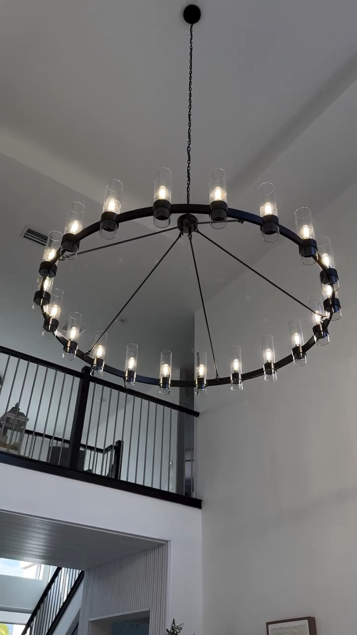 Chandelier makeover 💡

#homedecor #chandelier #blackchandelier #livingroomlighting