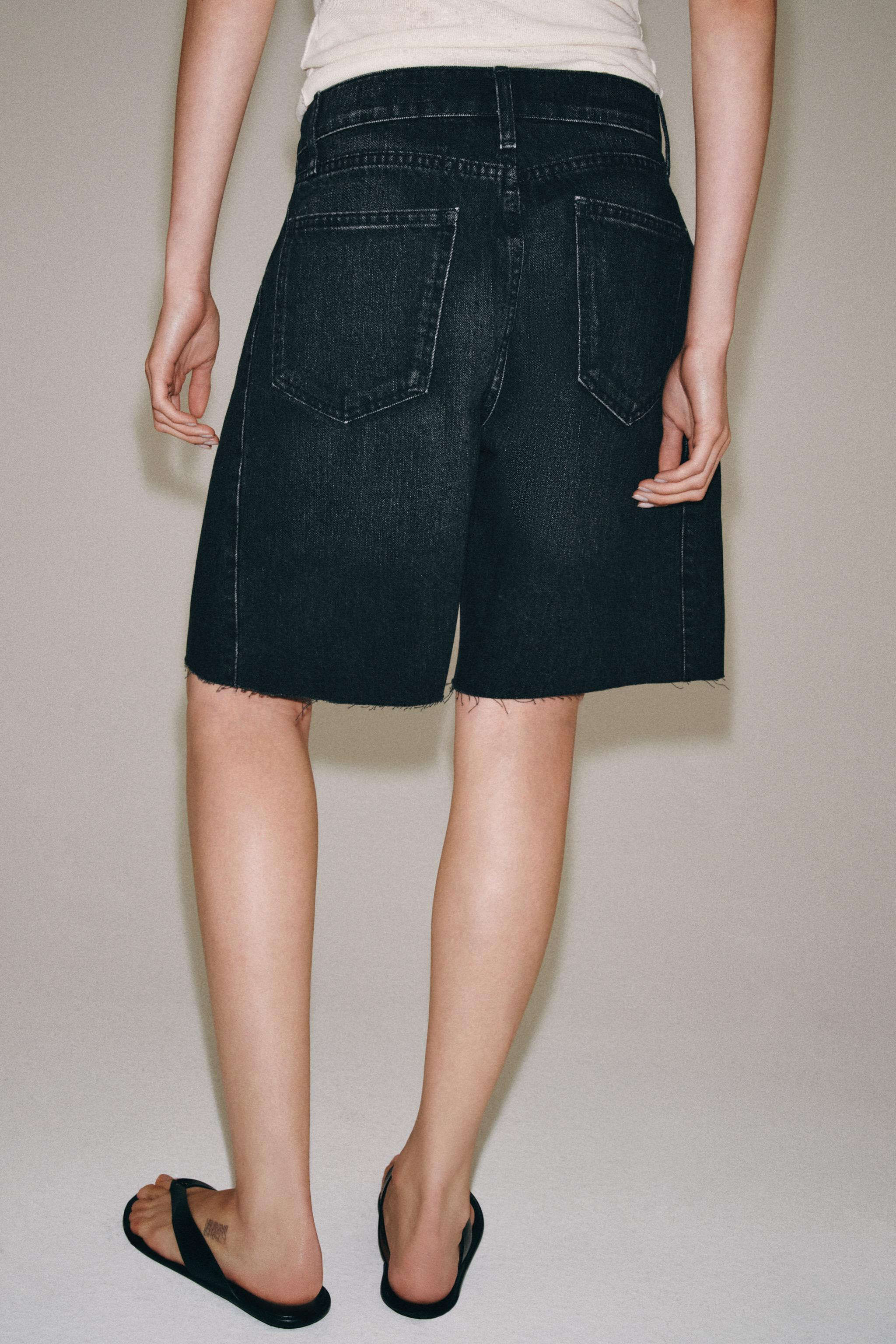 MID-RISE - REGULAR FIT - RELAXED LEG ZARA WOMAN COLLECTIONShorts made with a main cotton yarn fab... | Zara Canada