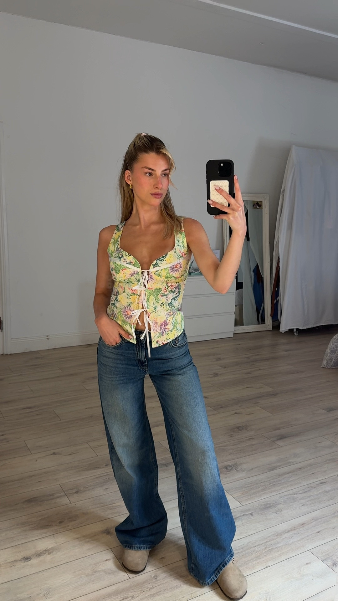 Golden hour, sun-kissed skin, and a wardrobe to match ☀️✨



 
#SummerStyle #BaggyJeans #CasualChic #StreetStyle #EffortlessFashion #OOTD
#DenimLover #TrendAlert #SunKissedVibes #Fashioninspo
#outfitideas #summer#SummerGlow