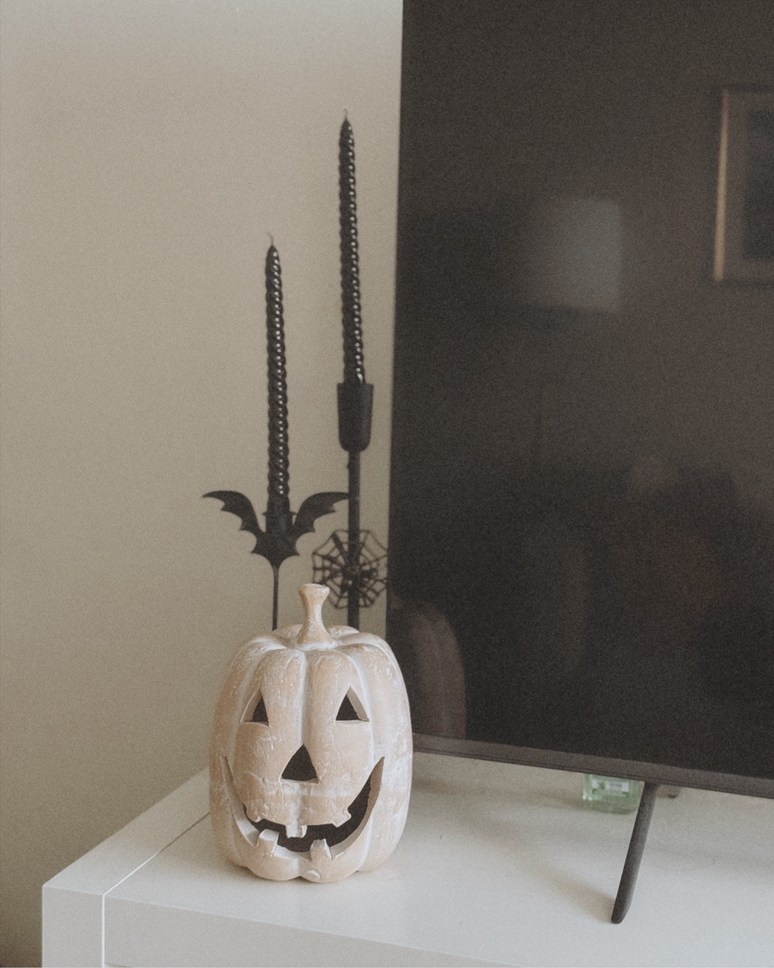 One of my fave ways to decorate is with neutral colours, and my Halloween decor is no exception! 

#LTKstyletip #LTKcasa #LTKautumn