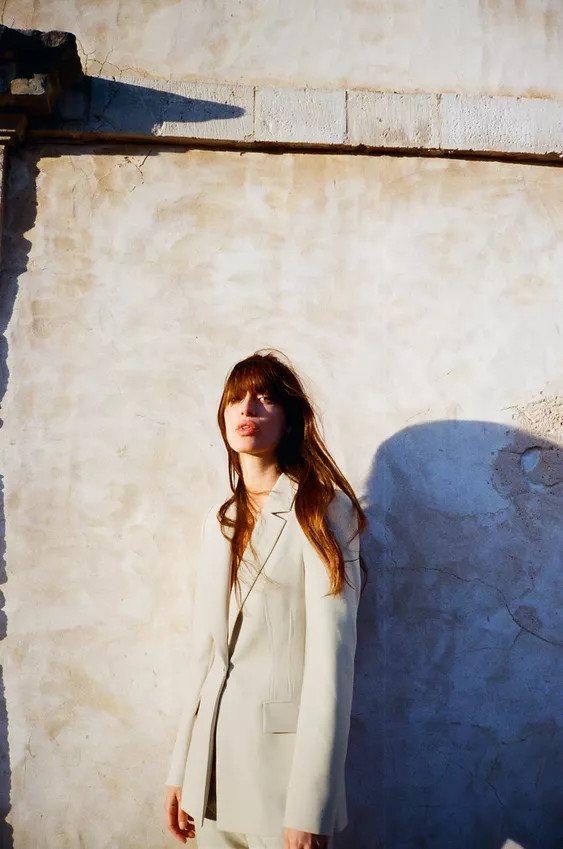 Blazer con collo a revers e maniche lunghe con spalline. Tasche anteriori con patta. Chiusura fro... | Zara IT