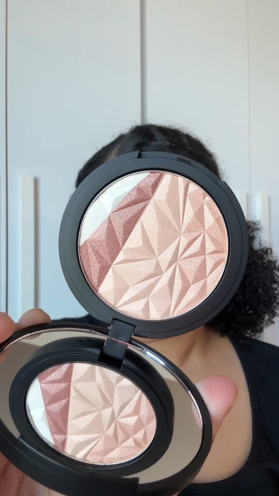 Gente, sério, que iluminador lindo! Muito fininho, dá um brilho sem pesar e que permite criar camadas até virar um super brilho, sem contar a versatilidade já que ele tem 4 tons que podem ser usados juntos ou separados! Esse é o Multicolor Powder Highlight 🤩✨

#LTKbeauty #LTKbrasil