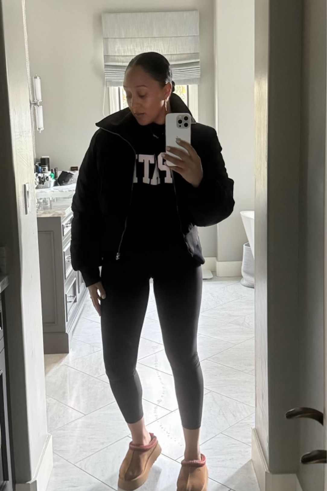 My casual OOTD. I am loving these Athleta leggings & Ugg clog slippers! They are staple pieces in my closet. 

#LTKstyletip