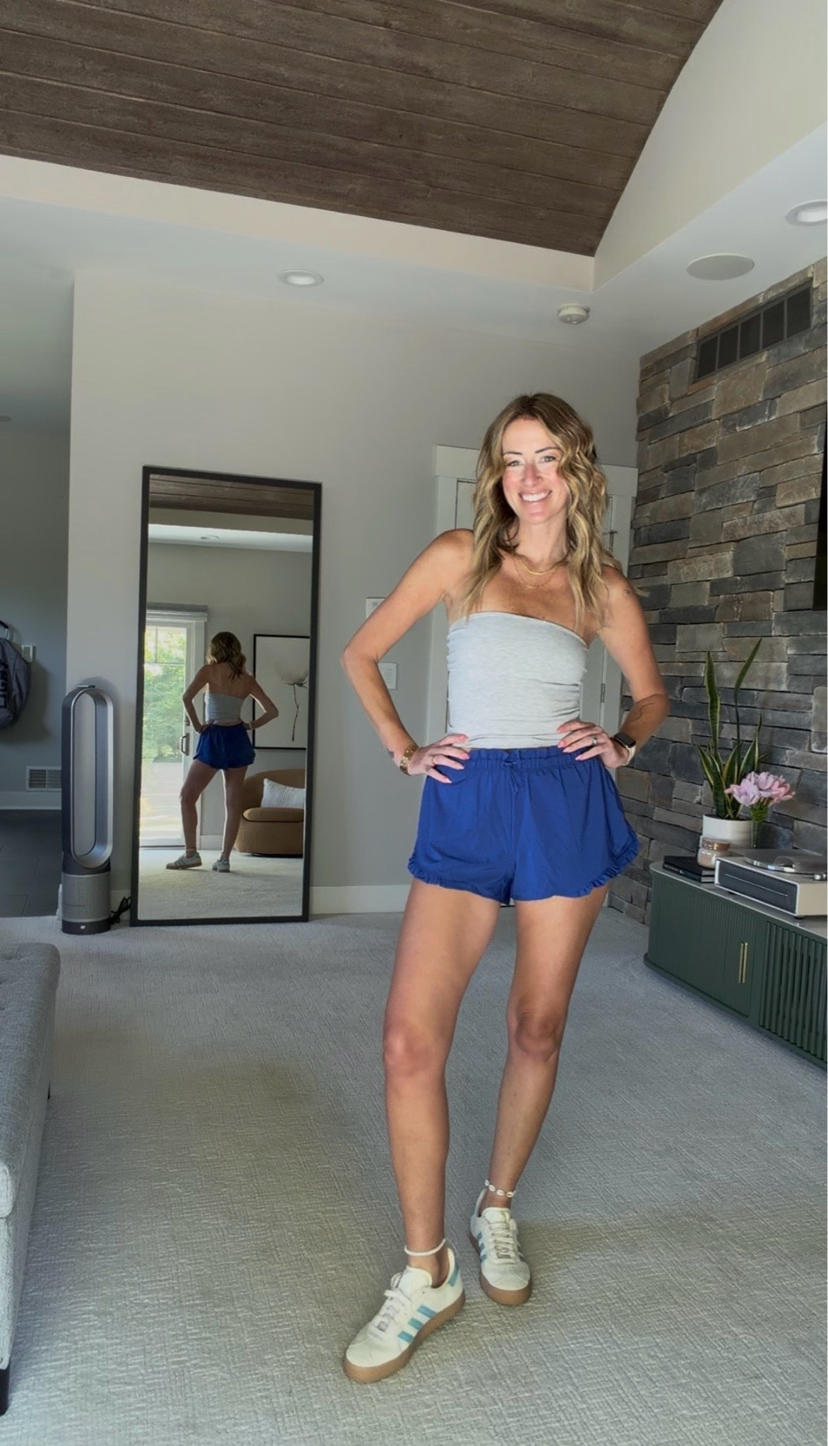 Aerie outfit ideas for summer
Blue ruffle shorts and tube top for easy outfits