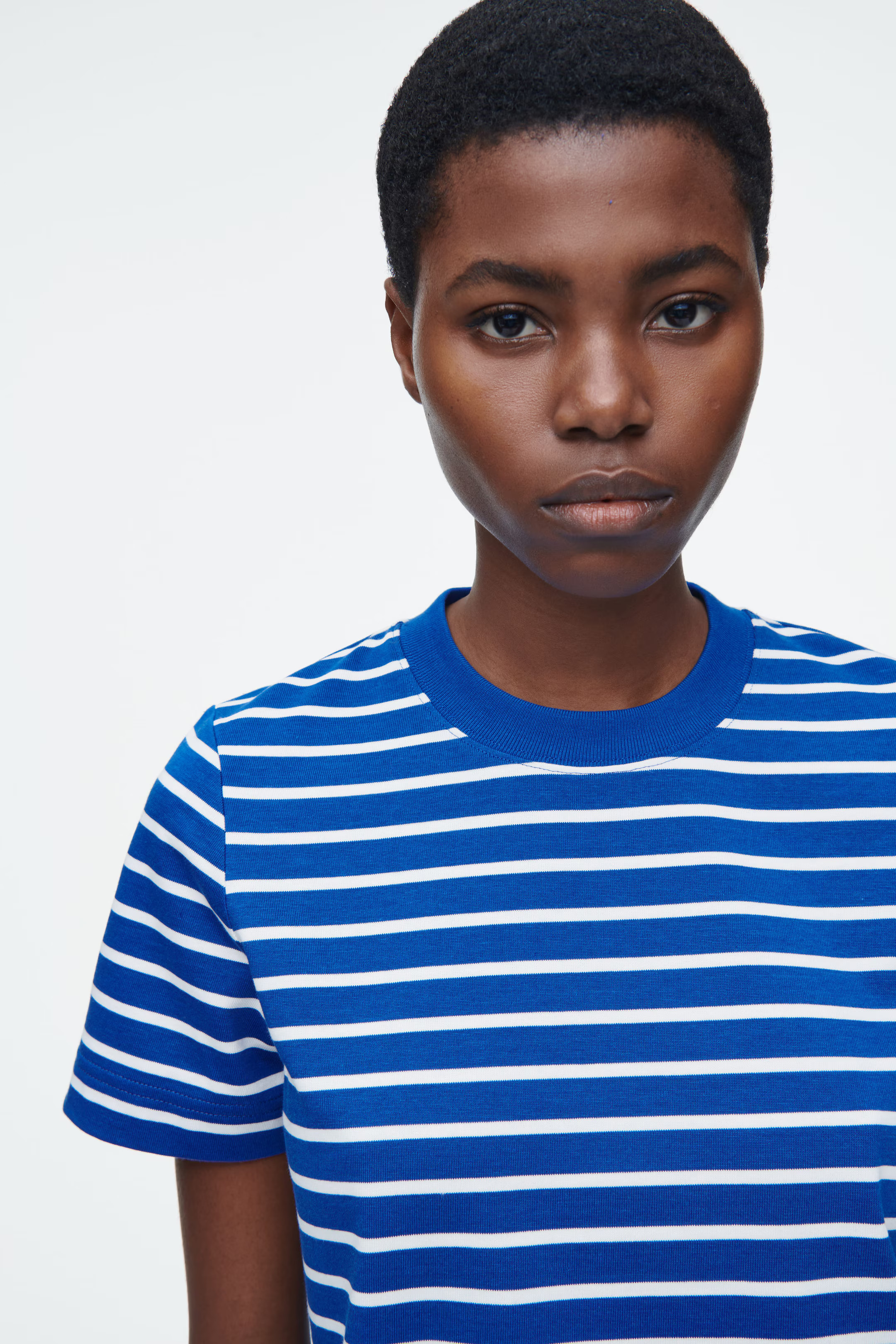 T-SHIRT REGULAR ÉLÉGANT - BLEU / RAYÉ | COS (EU)
