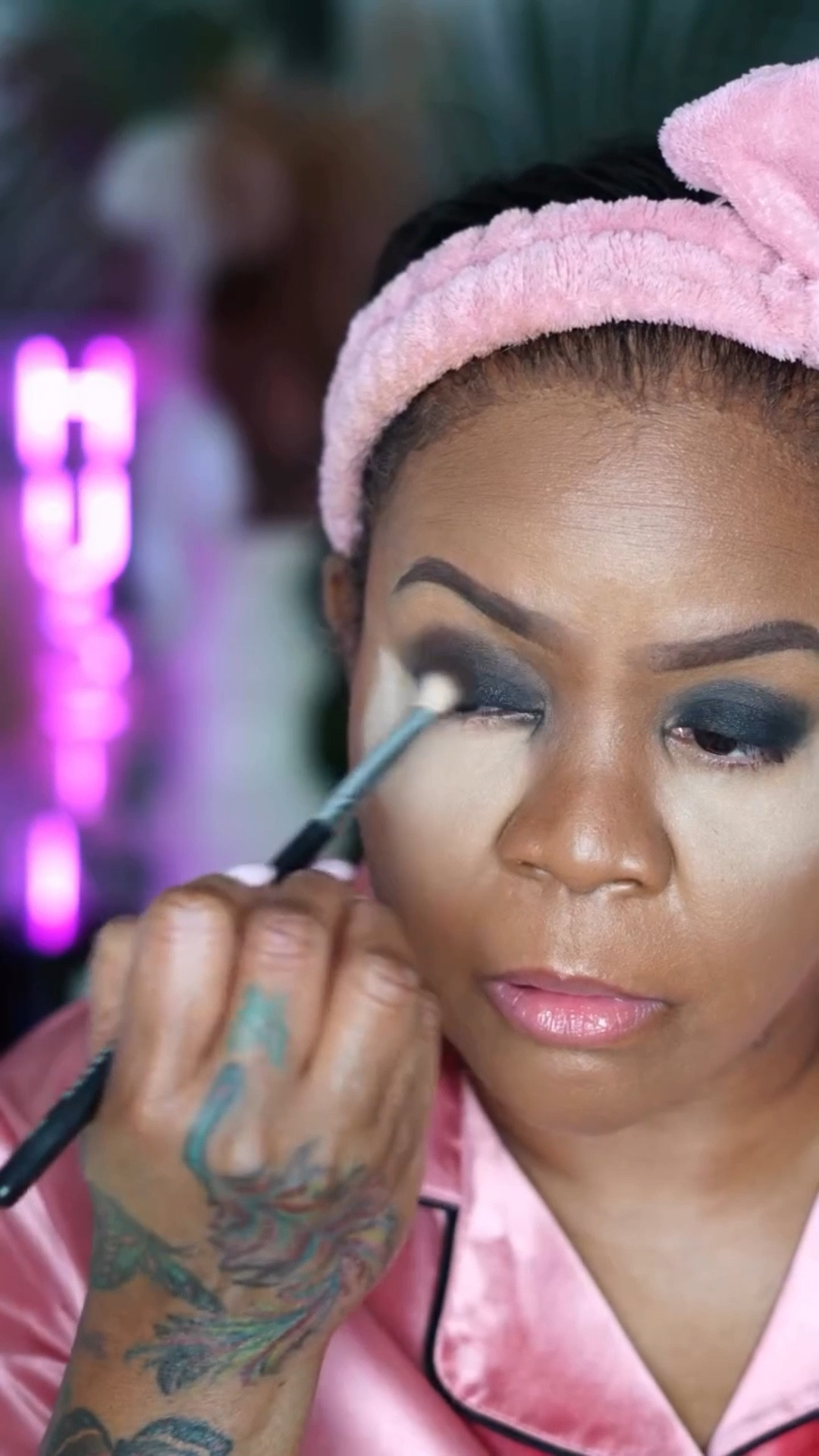 It’s that time of year 💨👁️

Smokey Eye season 😝😝

Products Linked in my LTK (Linked In Bio) 

Foundation Estée Lauder Double Wear @esteelauder 
Dose Of Color Eyeshadow Palette @doseofcolors 
NARS Hilighter Fort De France @narsissist 
Lip Balm Peaches @peachandlily 
Elf Concealer @elfcosmetics 
One Size Concealer @onesize 
L’Oreal Brow Lamination @lorealparis 
Benefit Brow Pencil @benefitcosmetics 
Laura Mercier Loose Powder @lauramercier 
Kevyn Aucoin Eyeliner @kevynaucoin 

Sephora Collection MicroSmooth Press Powder @sephoracollection 
Sephora Eye Liner 

@maybelline 
Maybelline Mascara Primer
Maybelline Falsies Mascara
Maybelline Sun Kiss
Maybelline Gummy Bear Lip Gloss
Maybelline Lip Liner 

#smokeyeyemakeup #fallmakeuplook #makeuplook #makeup #makeupforblackwomen

#LTKBeauty #LTKFindsUnder50