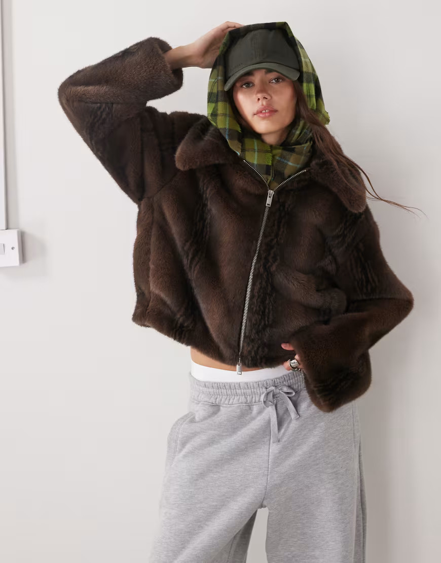 Monki - Kort jack van imitatiebont in chocoladebruin-Brown | ASOS (Global)
