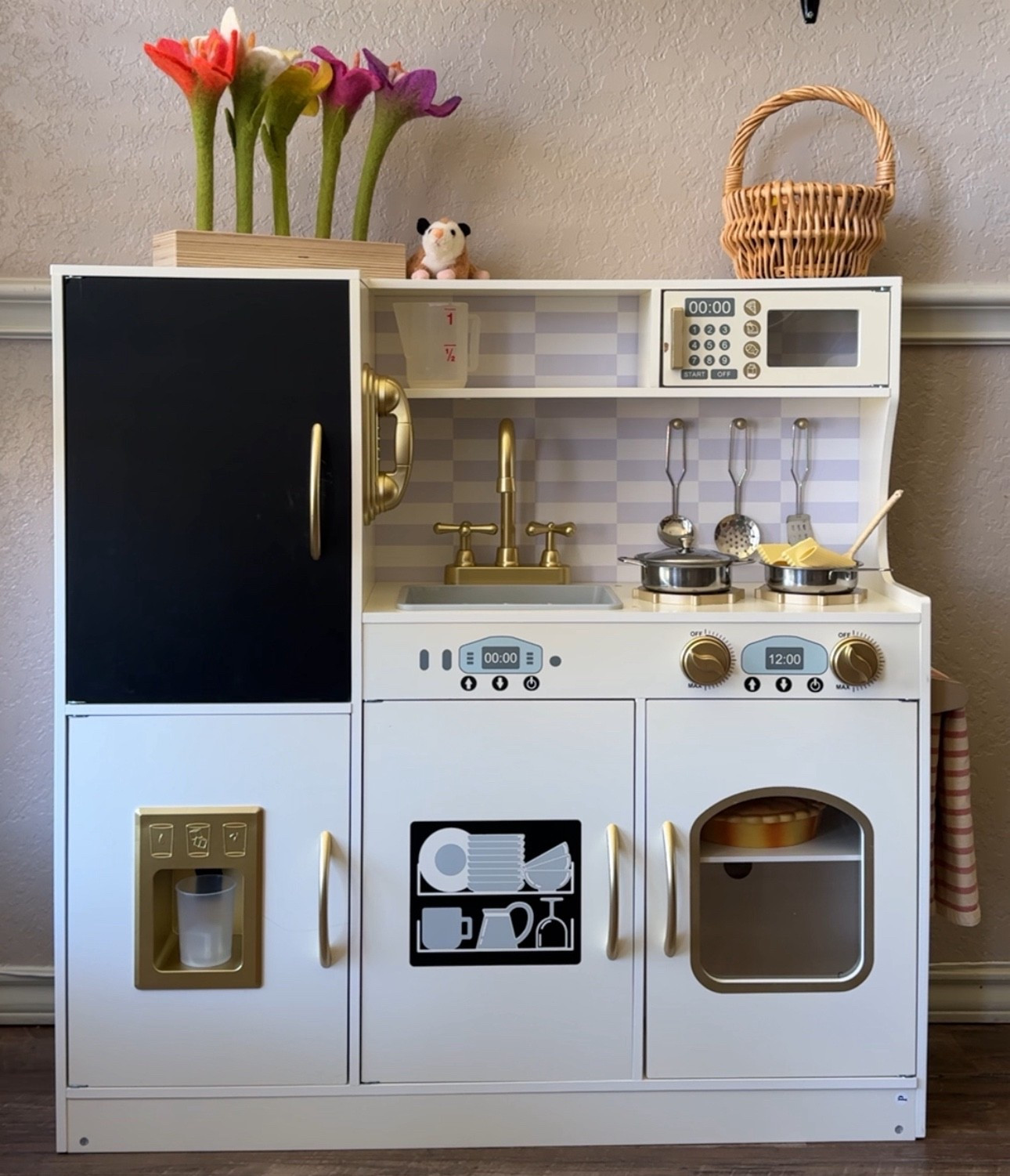 The sweetest addition to our play space 🥰 I had so much fun setting up this dreamy little play kitchen and all its details, can’t wait to see all the pretend meals and memories made here!
#playkitchen #toyrotation #toddlertoys #montessoriathome #pretendplay #playroomdecor #nostalgicplay 