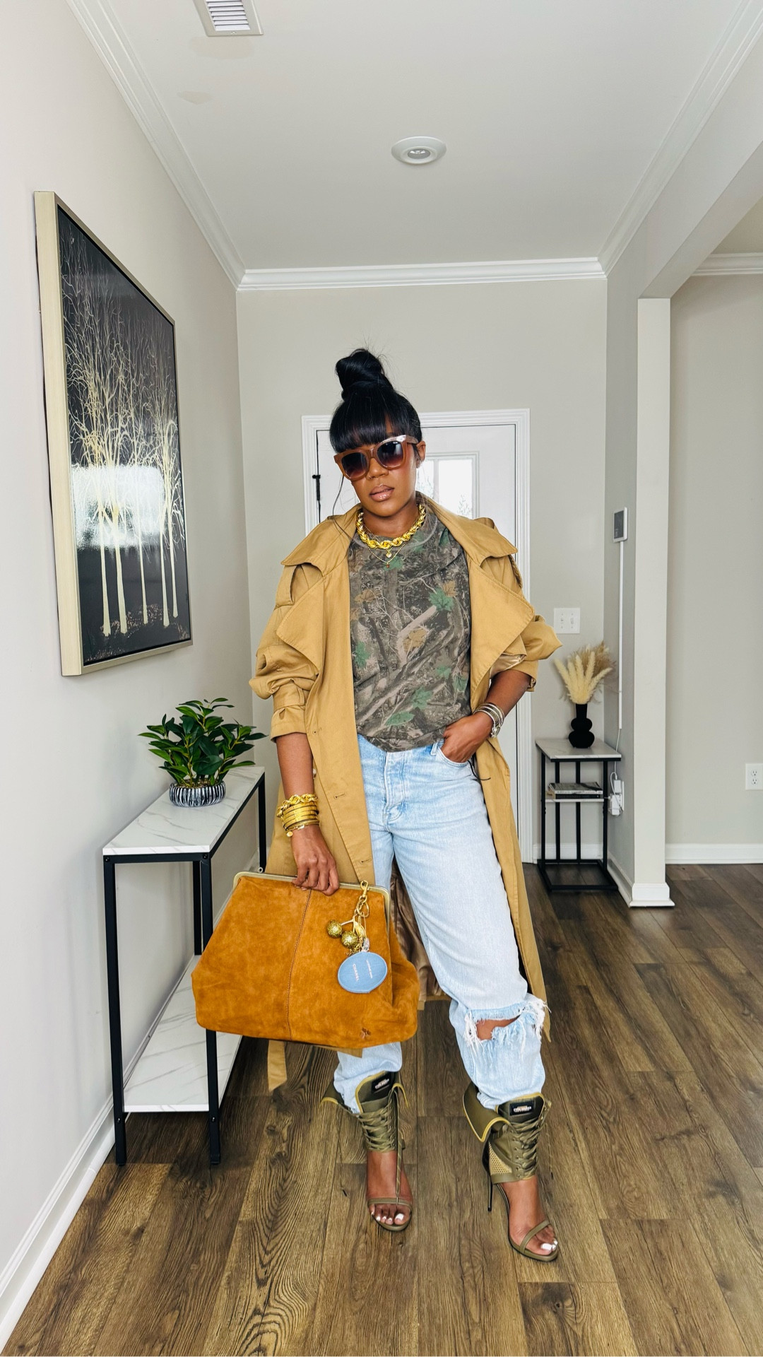 Tee and jeans: @abercrombie 
Shoes: @Steve Madden US 
Bag: @Macys 

#LTKSeasonal #LTKmidsize #LTKVideo
