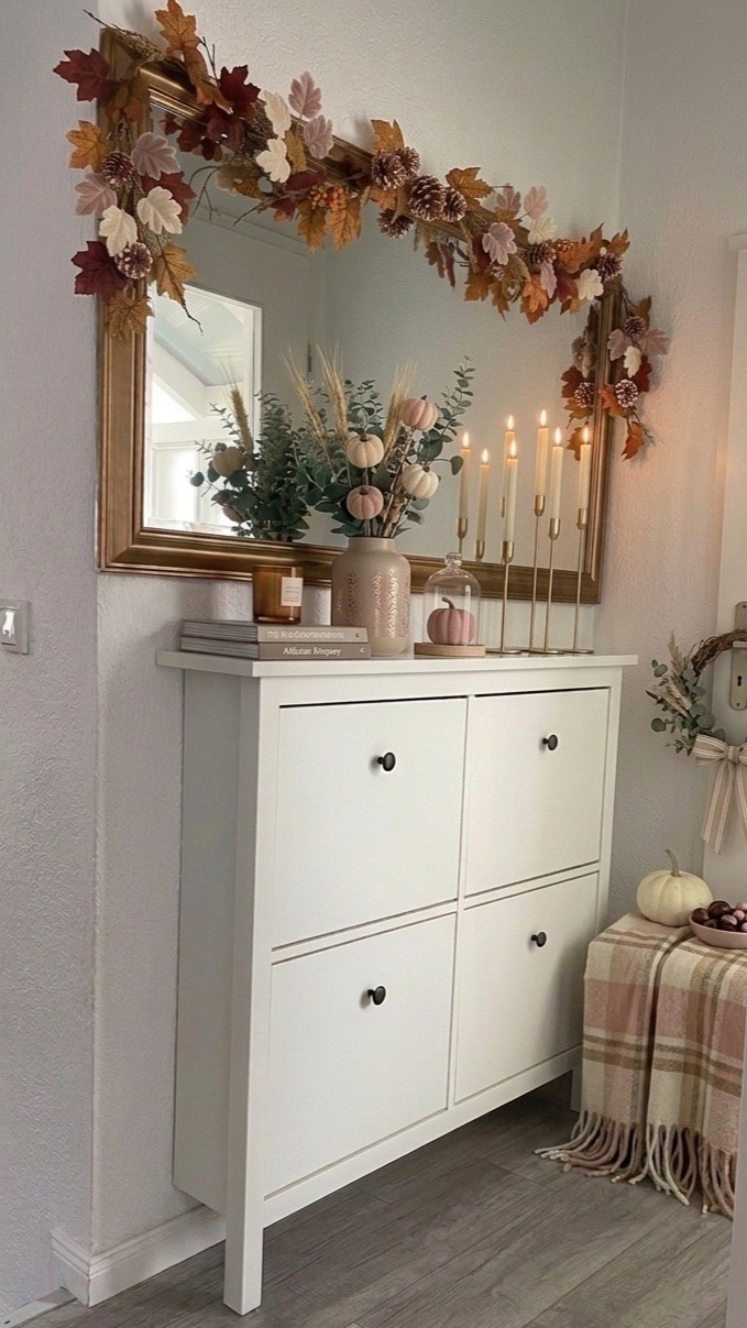 Hol dir die gemütliche Herbststimmung nach Hause! 🕯️ Ich liebe diesen warmen, herbstlichen Look mit sanften Erdtönen, Kürbissen und Kerzenschein. Da ich mein Zuhause gerne mit neuen Deko-Konzepten visualisiere, ist diese Aufnahme zur Inspiration mit KI erstellt worden – die Produkte, um genau diesen „Cozy Look“ bei dir umzusetzen, habe ich dir hier verlinkt. ✨
Shoppe meine Herbst-Favoriten für ein gemütliches Wohnzimmer: [Link zu deiner Amazon-Storefront/Produktliste]
Werbung | Affiliate-Link: Wenn du über diesen Link einkaufst, erhalte ich eine kleine Provision. Für dich ändert sich der Preis dadurch nicht. Vielen Dank für deine Unterstützung! 🧡
#HerbstDeko #CozyHome #HerbstInterior #DekoInspiration #WohnzimmerIdeen #Herbstvibes #ShopMyStyle #KIDeko #GemütlichesZuhause

#LTKeurope #LTKhome #LTKstyletip