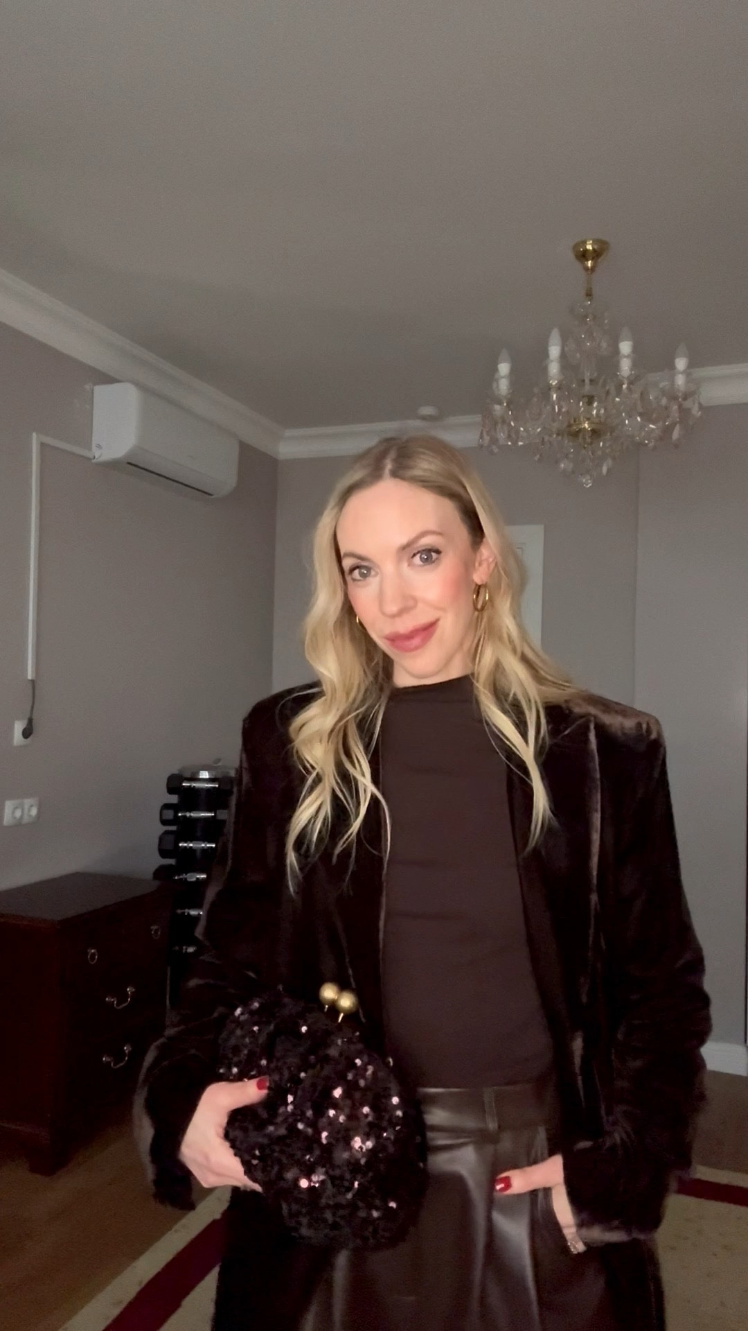 Chocolate brown velvet blazer - 30% off with code HOLIDAY30

Holiday outfit, chocolate brown faux leather shorts, monochrome dark brown outfit, holiday party look

#LTKSaleAlert #LTKFindsUnder100 #LTKHoliday