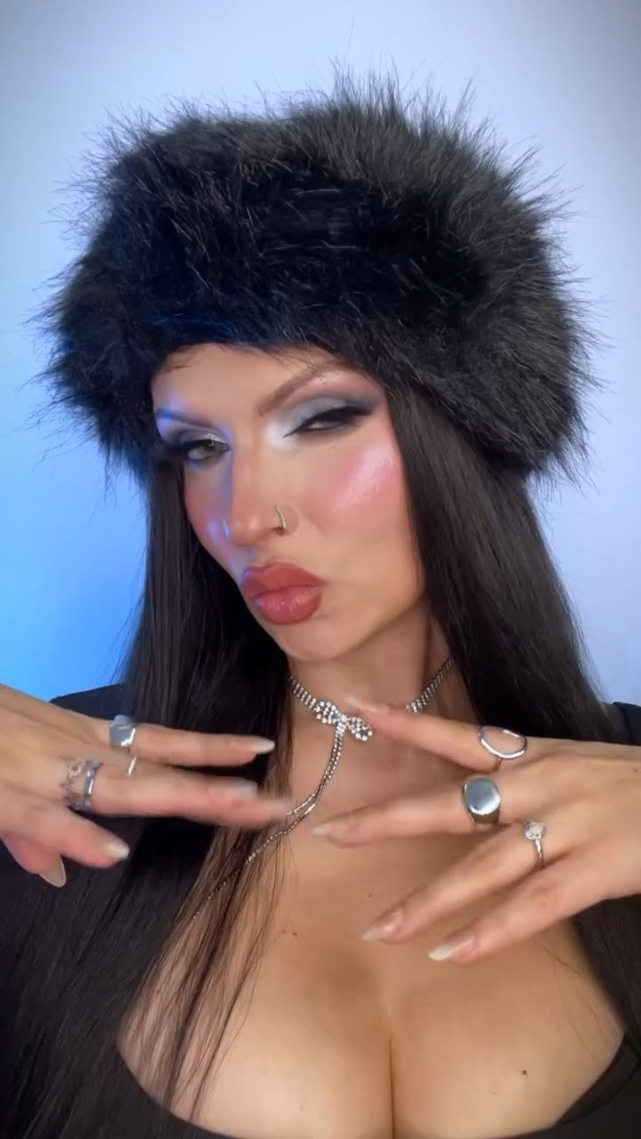 🖤❄️⛄️
••••••••••••••••
Full talk through Makeup Tutorial review on TTok & YTube 

••••••••••••••••
@colourpopcosmetics frosty the snowman collection:
Frosty the snowman palette
highlighter icicle spree
juicy plumping gloss frozen
lip liners magic hat + over the hills
lipstick first snow. 
Lip and cheek balm lucky you
Pretty Fresh tinted moisturizer
@anastasiabeverlyhills liquid liner
@fentybeauty invisimatte powder 
@kissproducts lashes 

#makeup #colourpop #eyemakeup #eyemakeuplook #eyeshadows #eyelook #makeupinspiration #makeupideas #holidaymakeup #colourpoppalette #colourpopcosmetics #icymakeup #smokeyeye #coldgirlmakeup #wakeupandmakeup #makeupoftheday #motd #trending #glam #lashes #glammakeup #makeuplooks #explorepage #creativemakeup