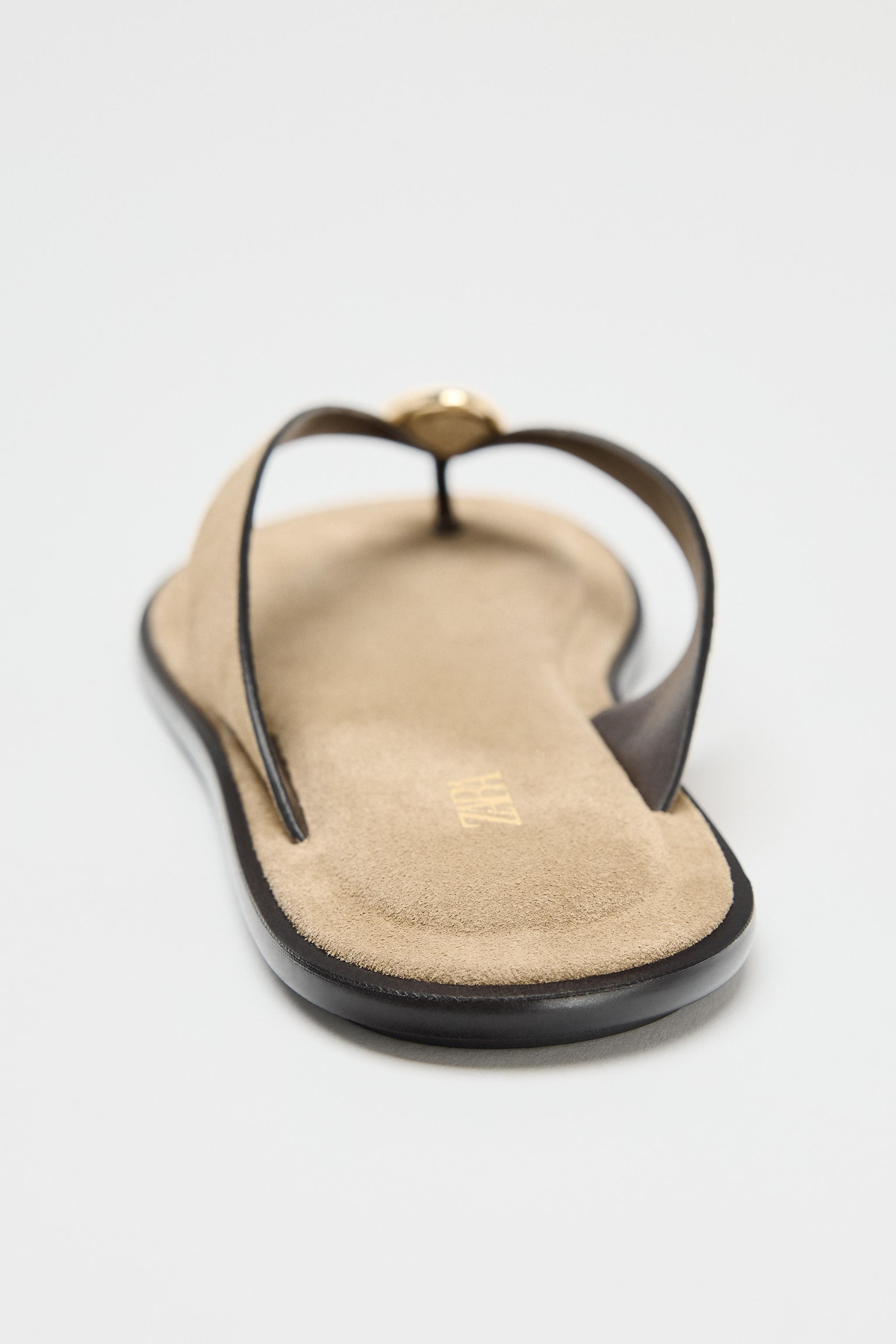 Flat split suede sandals with toe post and metal embellishment.Sole height: 1.5 cm. / 0.5" | Zara UK