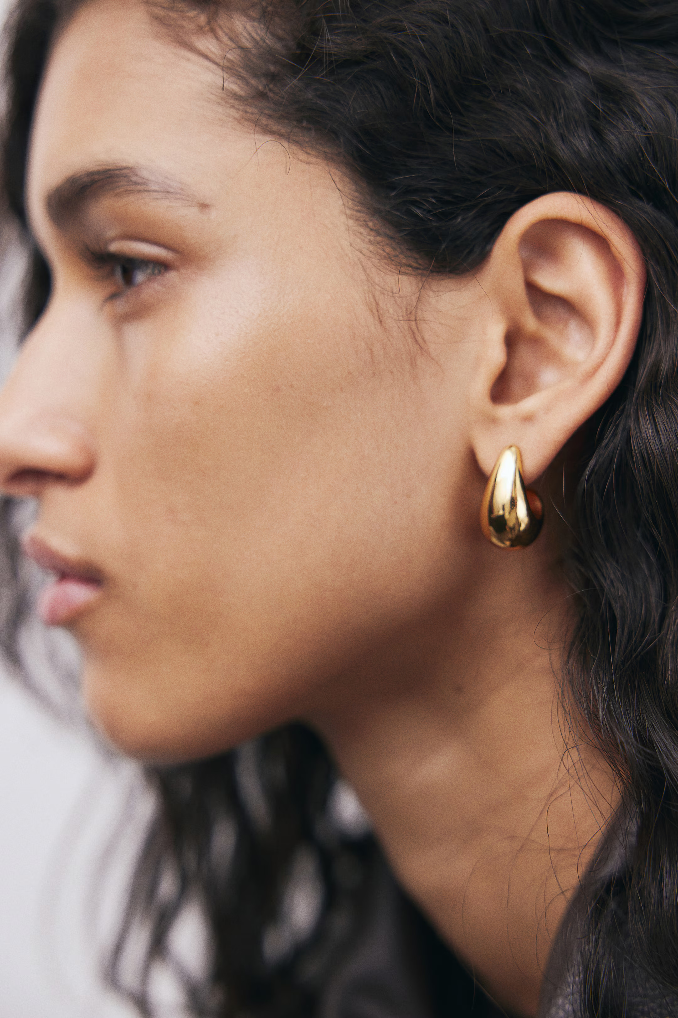 Gold-plated dome earrings | H&M (UK, MY, IN, SG, PH, TW, HK)