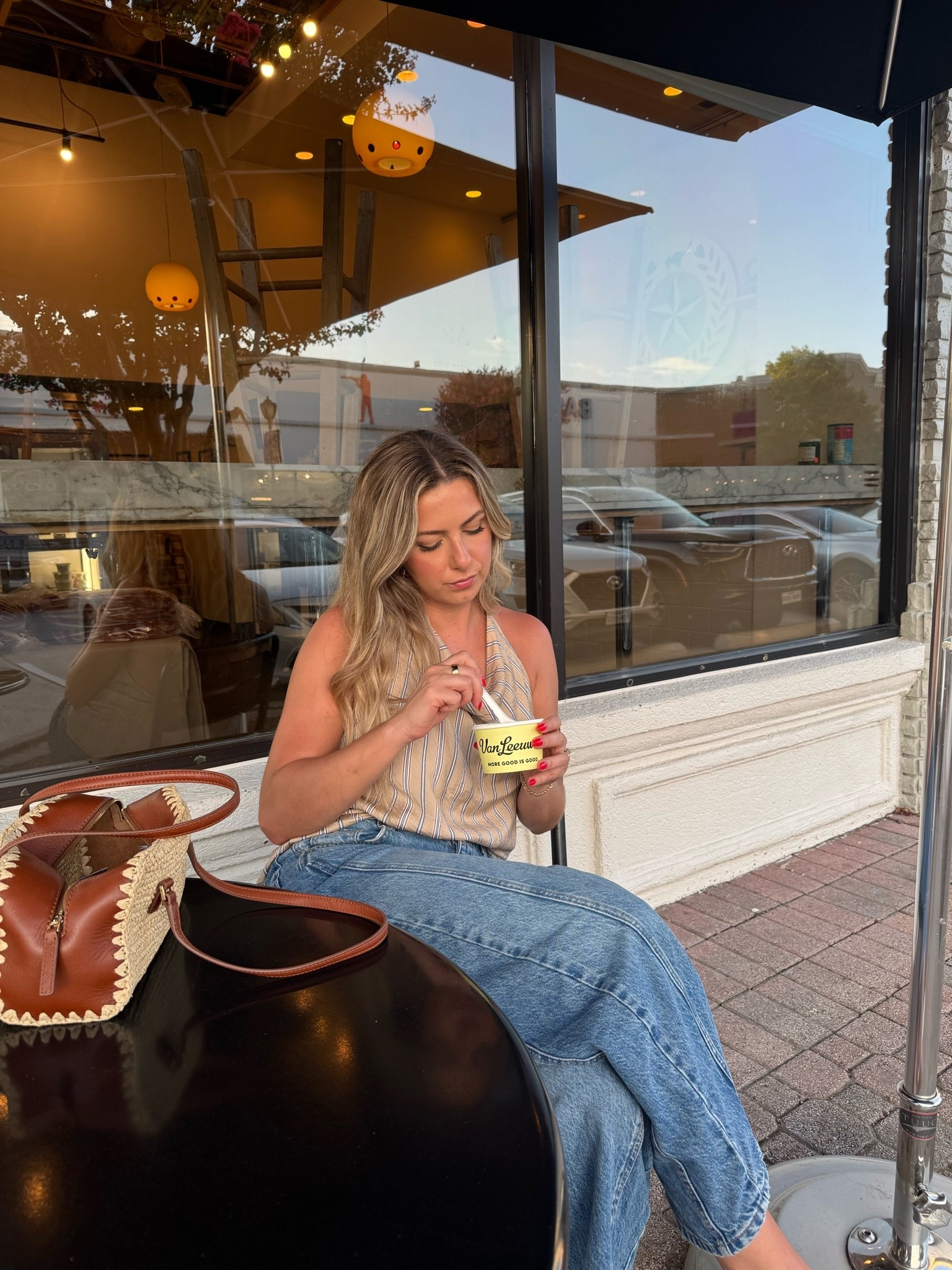 Ice cream break 🍦
Barrel jeans
Linen top