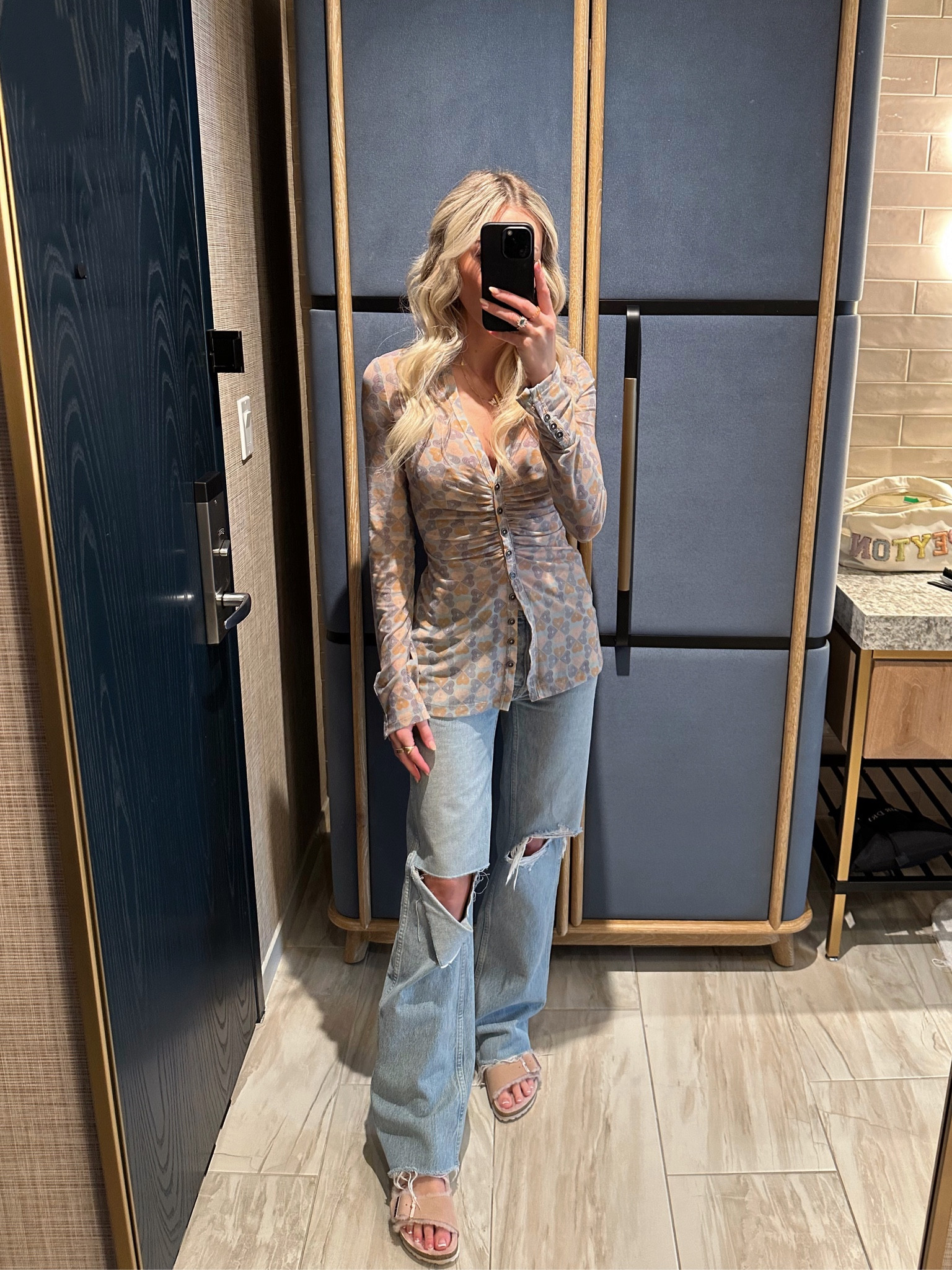 Arizona Shearling Birkenstocks


#LTKtravel #LTKSeasonal #LTKshoecrush