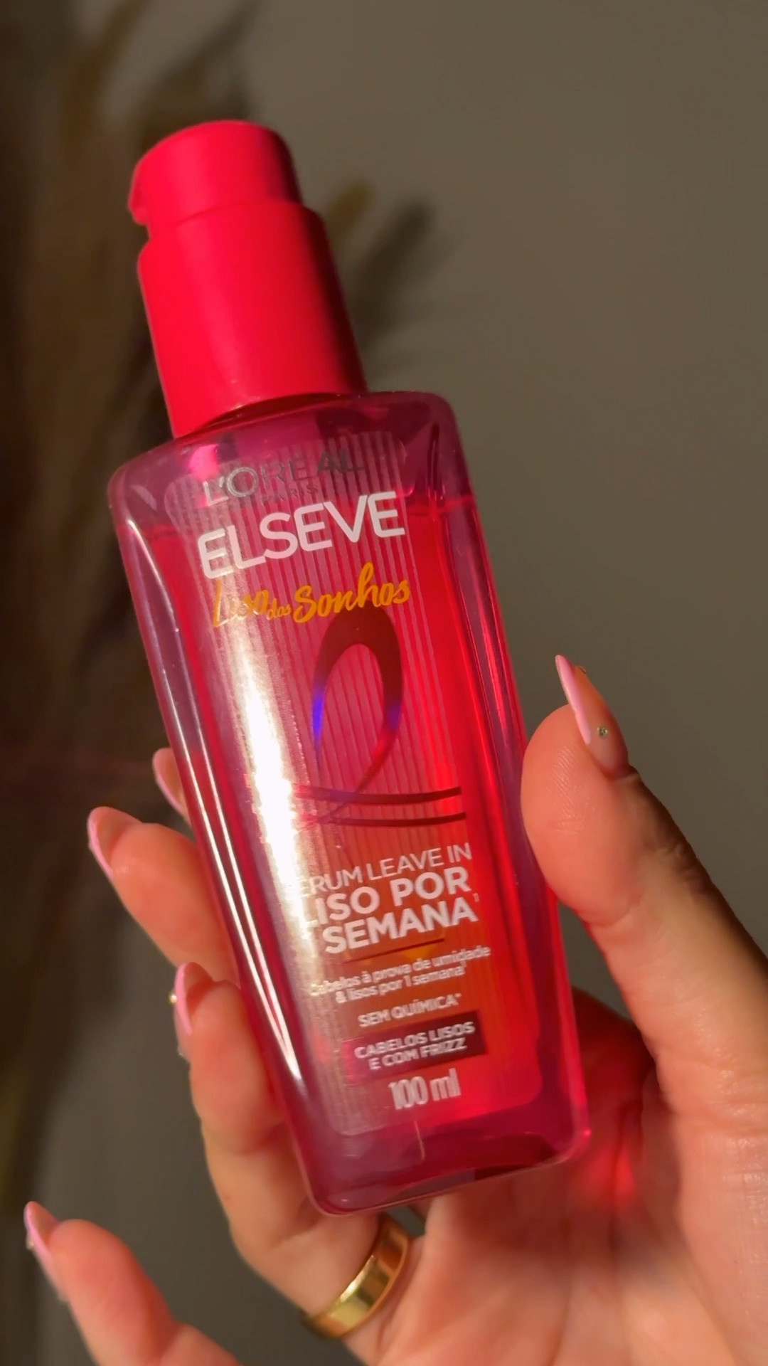 Eu quis trazer um vídeo bem educacional sobre a linha Liso dos Sonhos de @lorealparis já que é algo tão inovador. 
Então aqui tem mais informações sobre minha experiência, mais especificamente sobre o Sérum :
 
- Efeito botox quer dizer que o cabelo fica mais fácil de alisar porem ele vem somente com esse ✨EFEITO✨pois não contém química de alisamento;

- Gostei muito de como ele funcionou somente escovando o cabelo mas é nítido o resultado de proteção contra umidade quando se aplica a chapinha: realmente cumpre o que promete;

- Meu cabelo é ondulado/cacheado e gosto de usar liso, porém não tenho intenção de alisar permanentemente o que de fato não acontece com o uso do Sérum (mas pode acontecer termicamente com uso da chapinha) por isso é importante prestar atenção na temperatura da sua fonte de calor já que o pro fio tem uma mega proteção térmica de até 230ºC; 

Acho que é isso, espero que tenham gostado e caso tenha ficado com mais dúvidas comenta aqui 💕 
.
.
#novolisodossonhos #elsevelisodossonhos #elseve #loreal #lorealparis #cabelo #escovadecabelo

#LTKbeleza #LTKbrasil