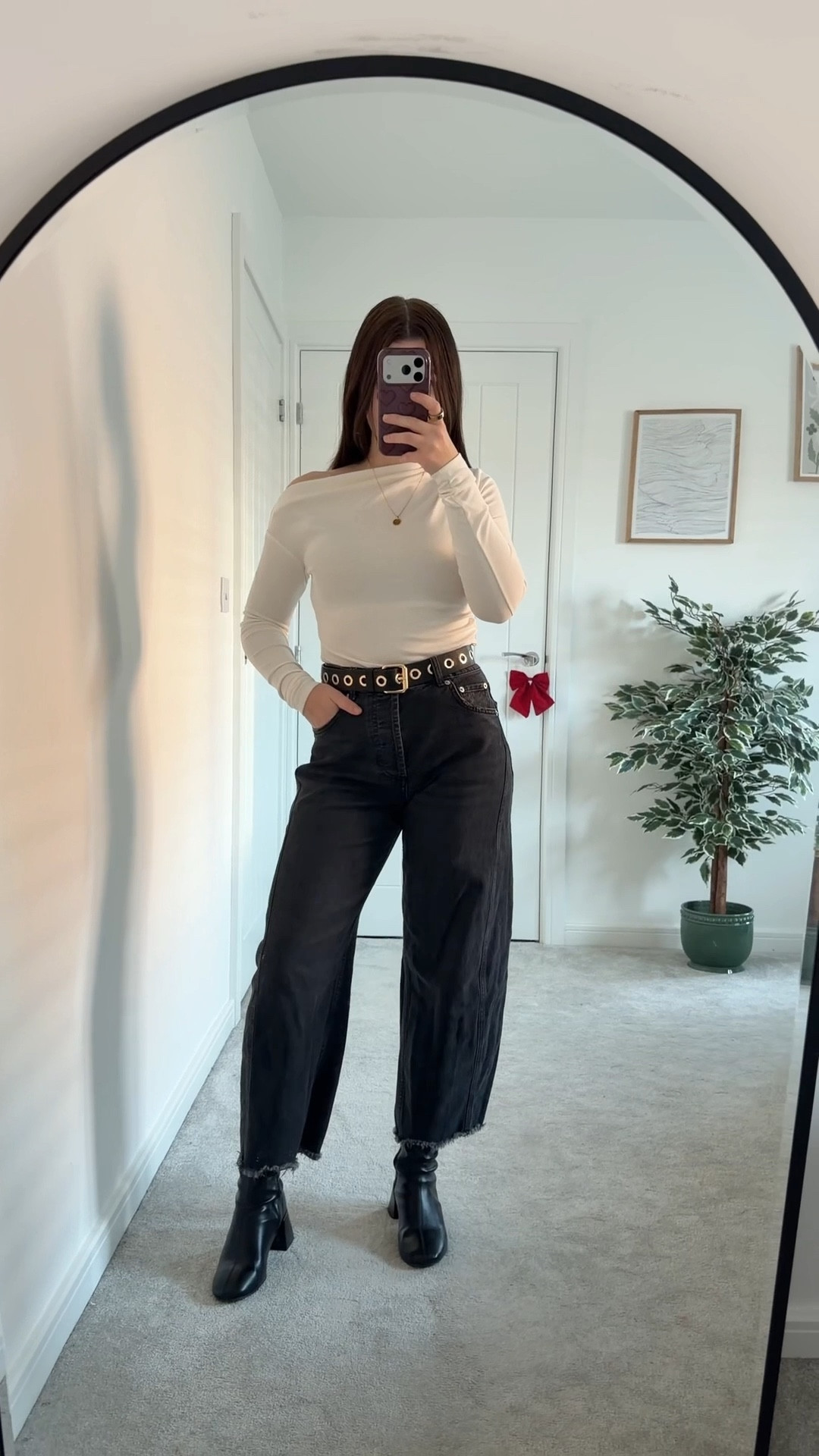 I live for a jeans and a nice top outfit combo for a pub night out ✨🤩

• asymmetric off white cream long sleeve top black barrel jeans eyelet gold belt black heeled boots date night outfits winter outfit festive Christmas day outfit going out outfits •



#LTKpartywear #LTKdatenight #LTKfestive