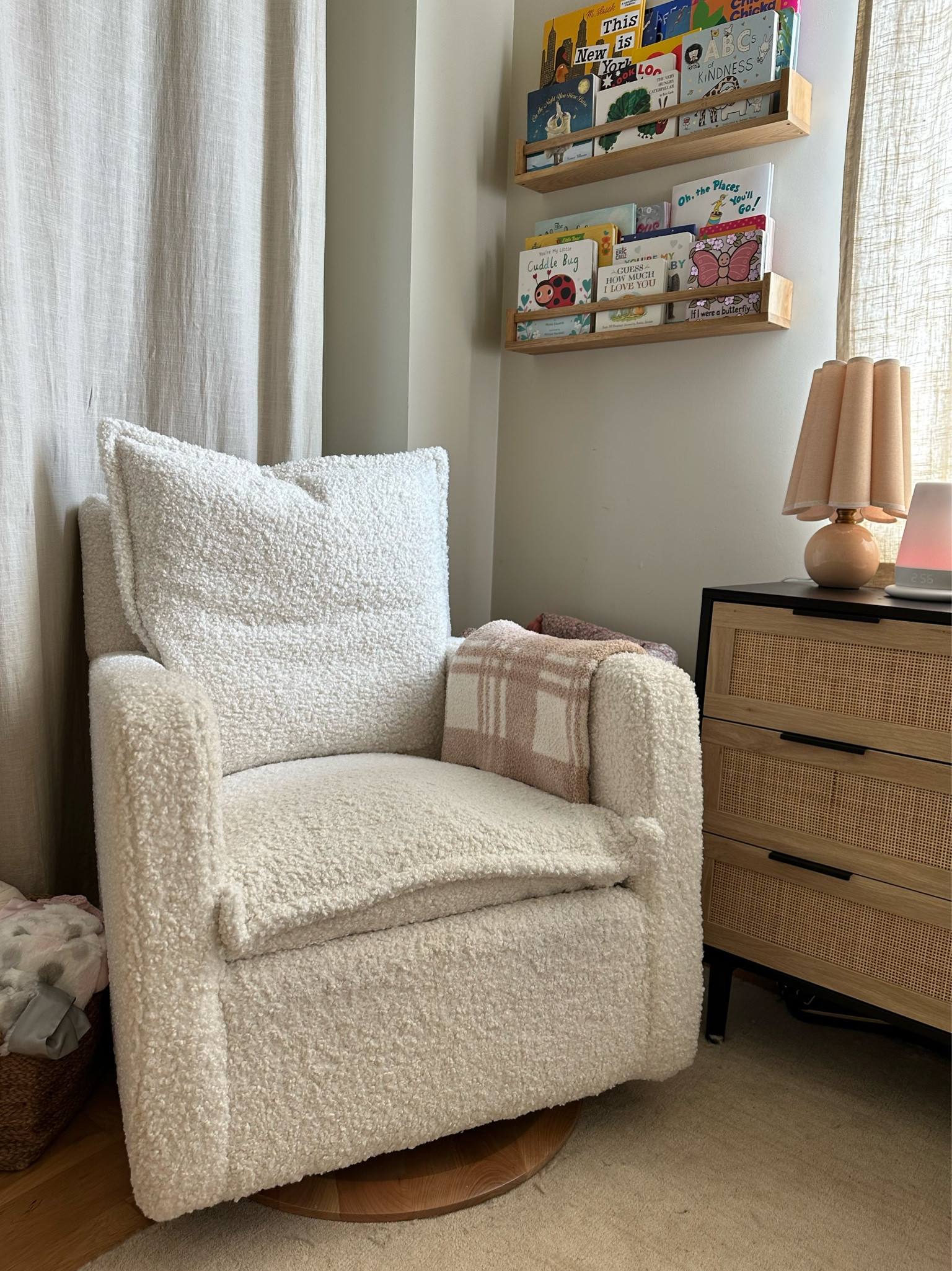 cozy nursery corners 🫶🏻 we’re obsessed with our swivel glider 