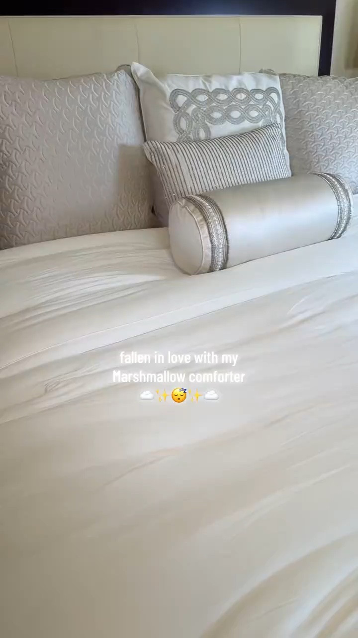 double stuffed. extra fluffy feels like a marshmallow cloud
I'm obsessed @Mellow Sleep
#mellowsleep #comforter #bedding #cozyroom #marshmellowcomforter