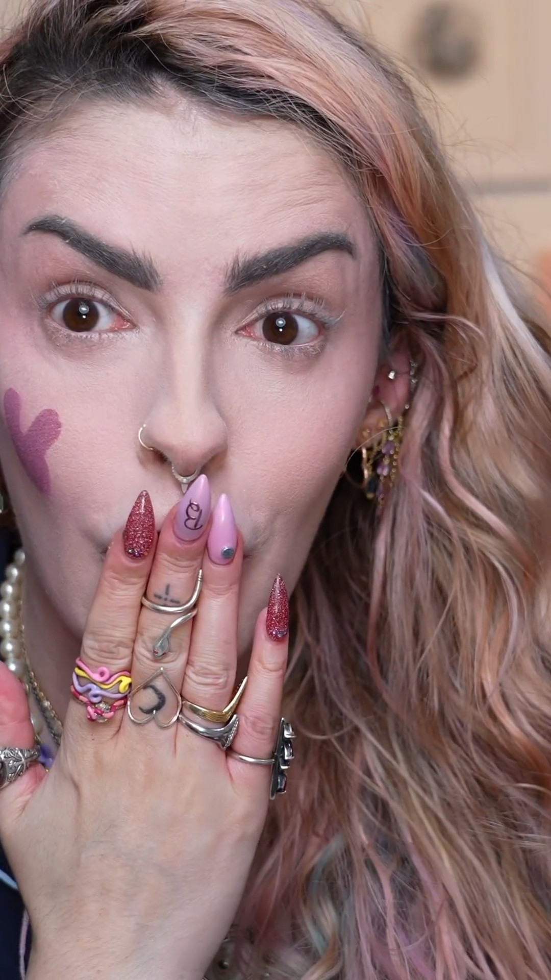 O novo Pó de Tapioca da Maria Margarida faz tudo, clã! Ele entrega longa duração à make e também reduz as linhas finas sem craquelar 😮 Além disso, ele é feito com ácido hialurônico, então ele matifica, mas deixa a pele hidratada ao mesmo tempo. Sem falar que passou em todos os testes, ein?! 👀💖

#LTKbeauty #LTKbrasil