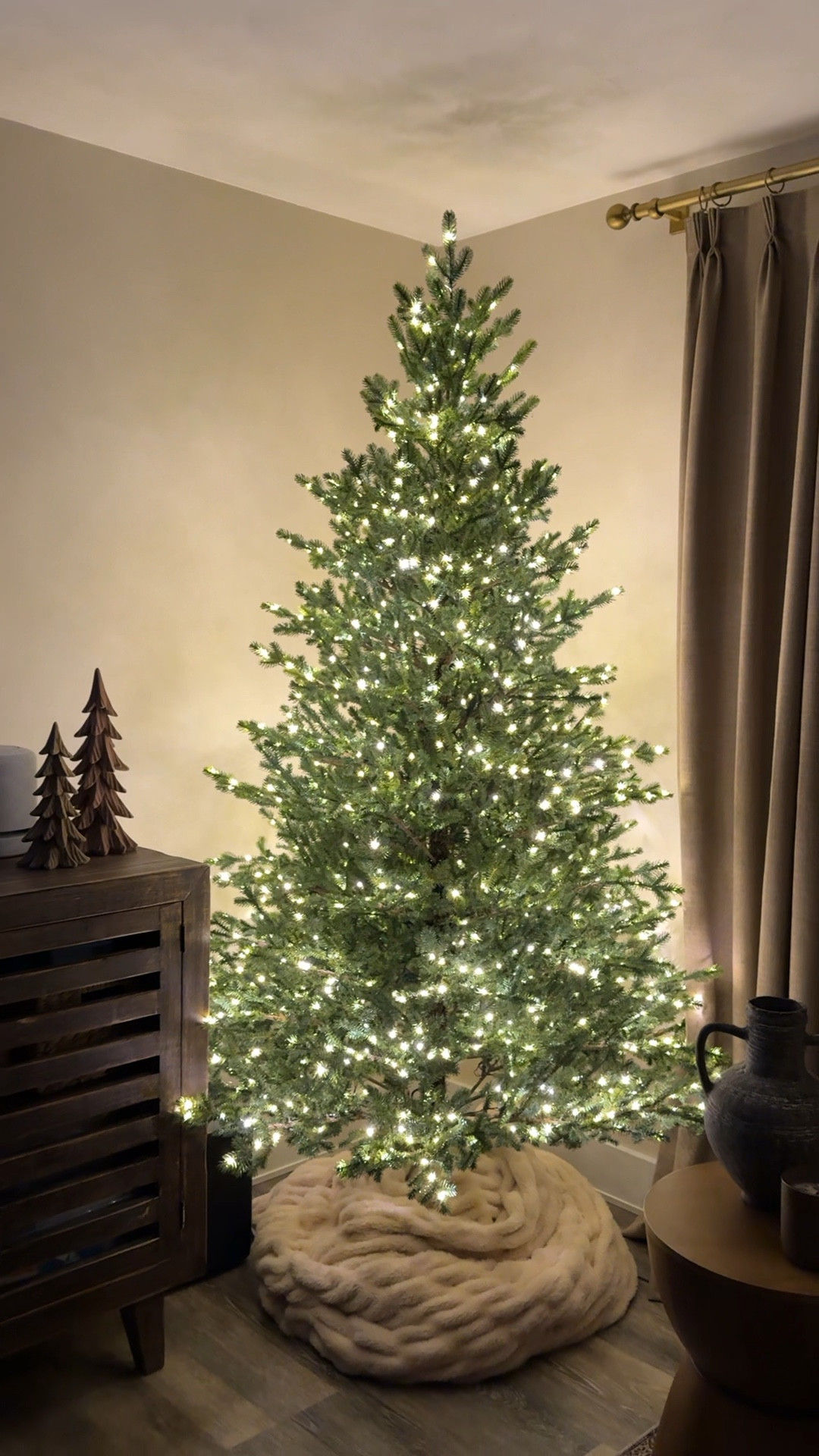 THE prettiest Christmas tree I’ve ever seen 😭😭🎄✨ I can’t even handle it! We have the 7.5ft, it comes with a remote and multiple settings. Absolutely gorgeous! 

Christmas tree, holidays, warm white lights, twinkle Christmas tree, Home Depot Christmas tree 

#LTKSeasonal #LTKHoliday #LTKHome