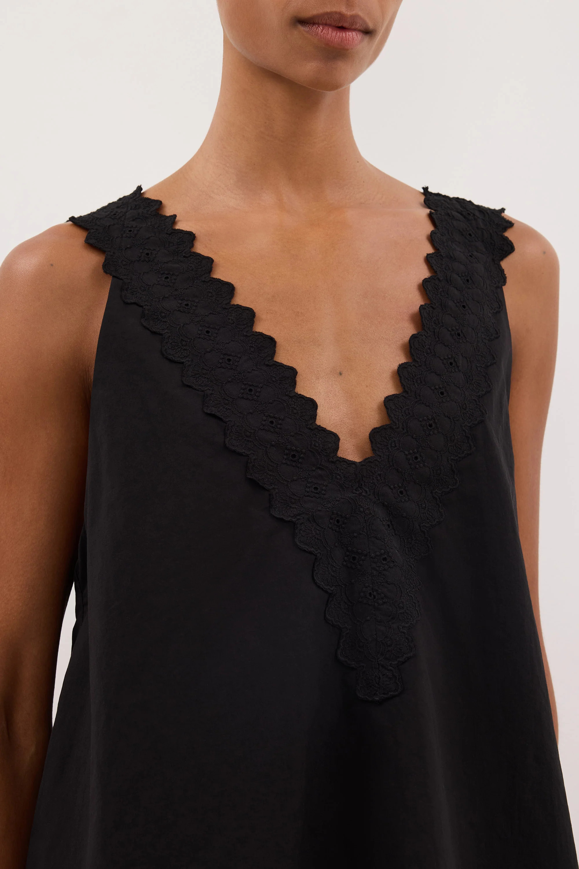ANNABEL BLACK V NECK TOP | DISSH