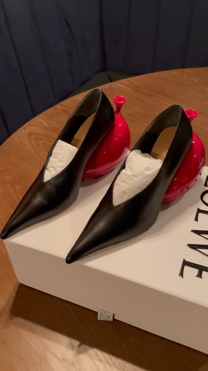 Loewe Balloon Pump @loewe

Sizing: True To Size “TTS"
Pump comes in 2 colors-Black/Red or Tan (@loewe website);  @jonathan.anderson is the creative director and founder of @jw_anderson ; Creative director @loewe

#LTKshoecrush #LTKstyletip