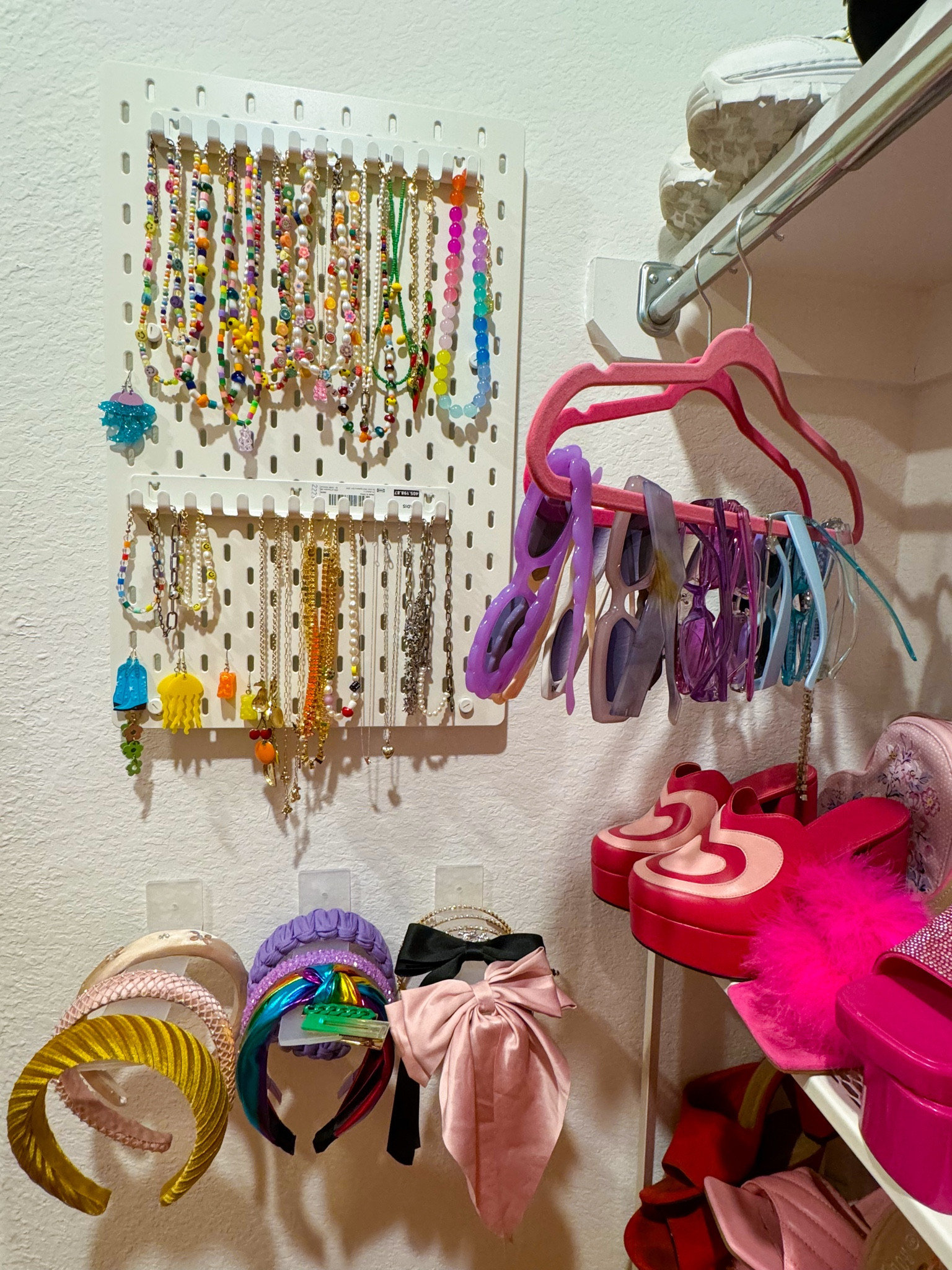 My closet organization!!🤩🌈 I have so many accessories, I had to come up with some unique ways to organize my rainbow closet 🤣 These headband holders on the wall are a LIFE SAVER!!! Makes picking out my daily headband so much easier 😉🤭🩵