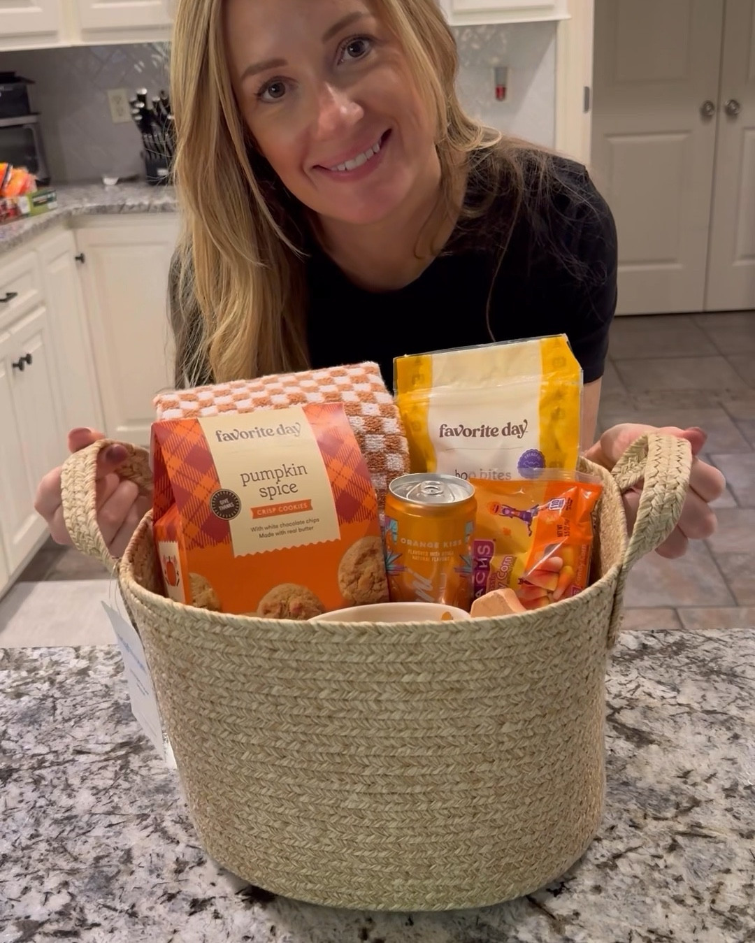 Fall Gift Basket Idea! Perfect for Teachers, Family, Hostess Gift, Thanksgiving, etc. Affordable gift idea. #giftbasket #hostessgift #teachergift #Fallgift #cozygift